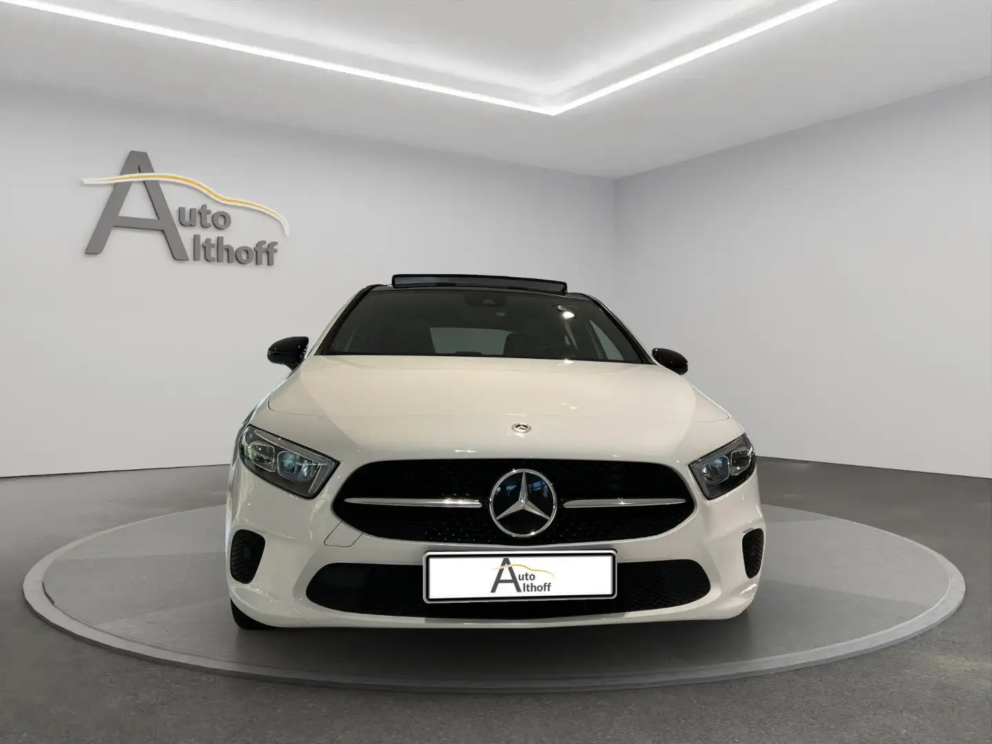 Mercedes-Benz A 200 A200d 4Matic DCT PANO AMBI CARPL NAV PARK SHZ Bílá - 2