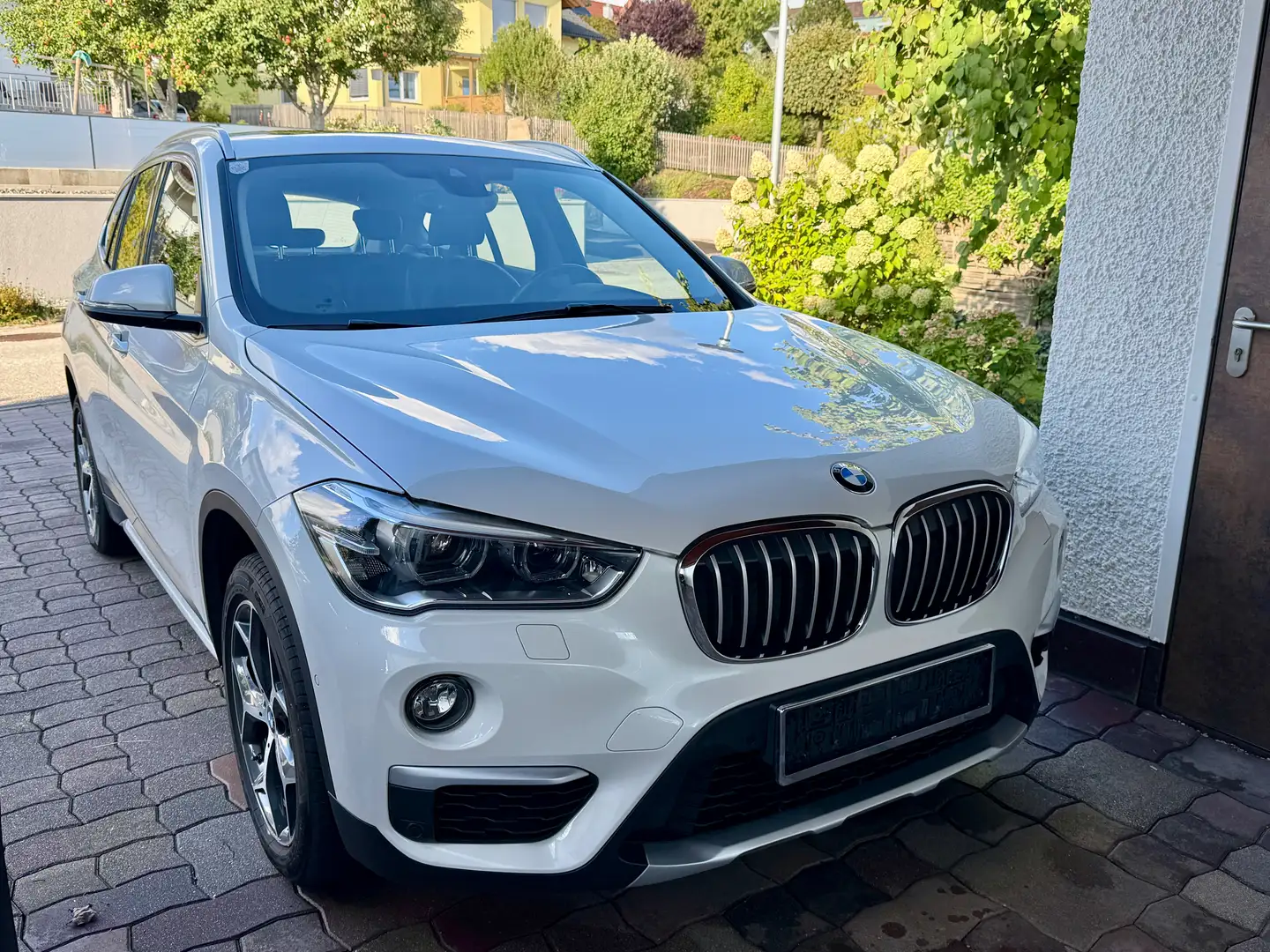 BMW X1 X1 xDrive18d xLine Aut. Weiß - 1