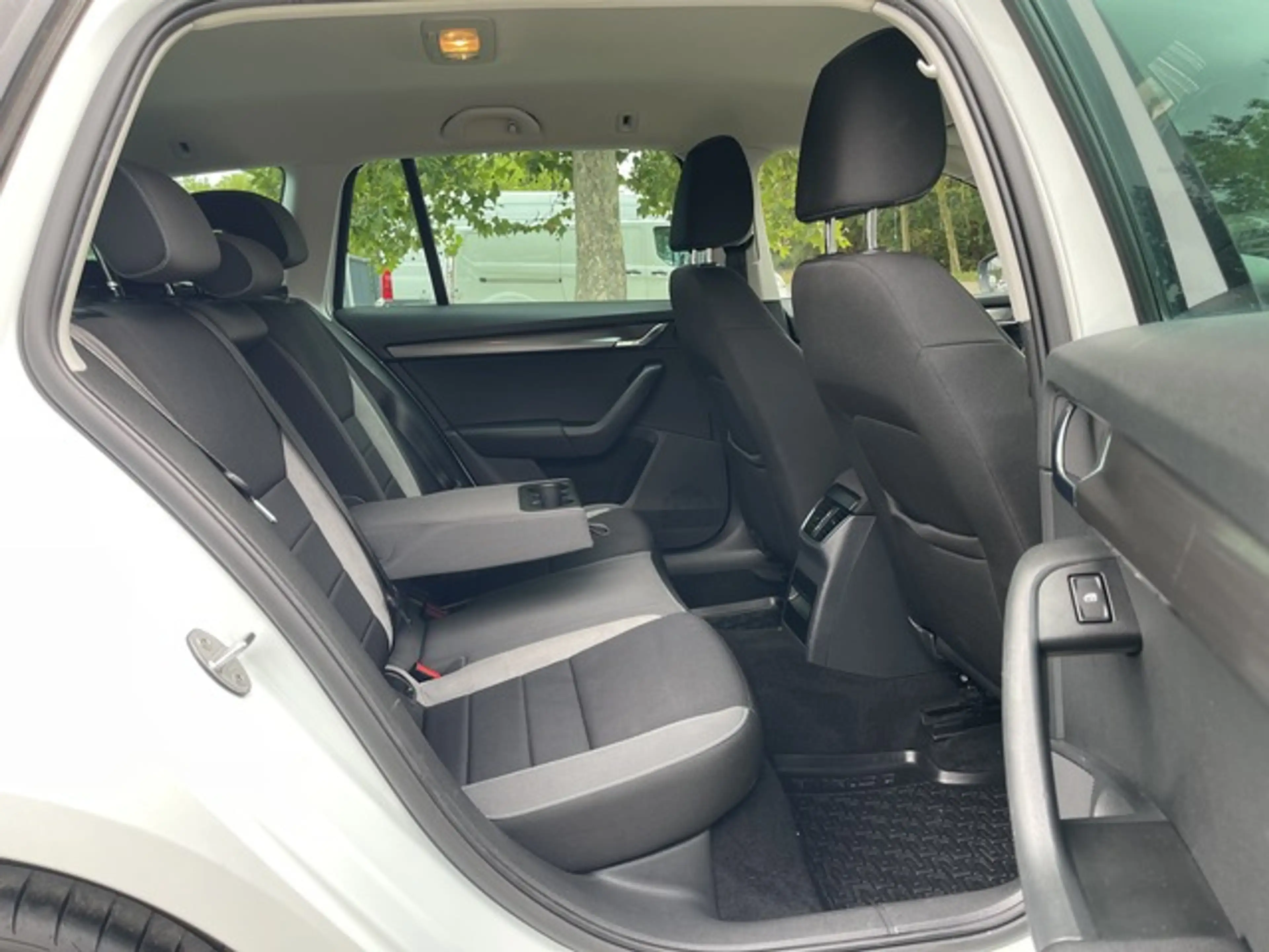 Skoda Octavia Combi 2.0TDI — photo 13