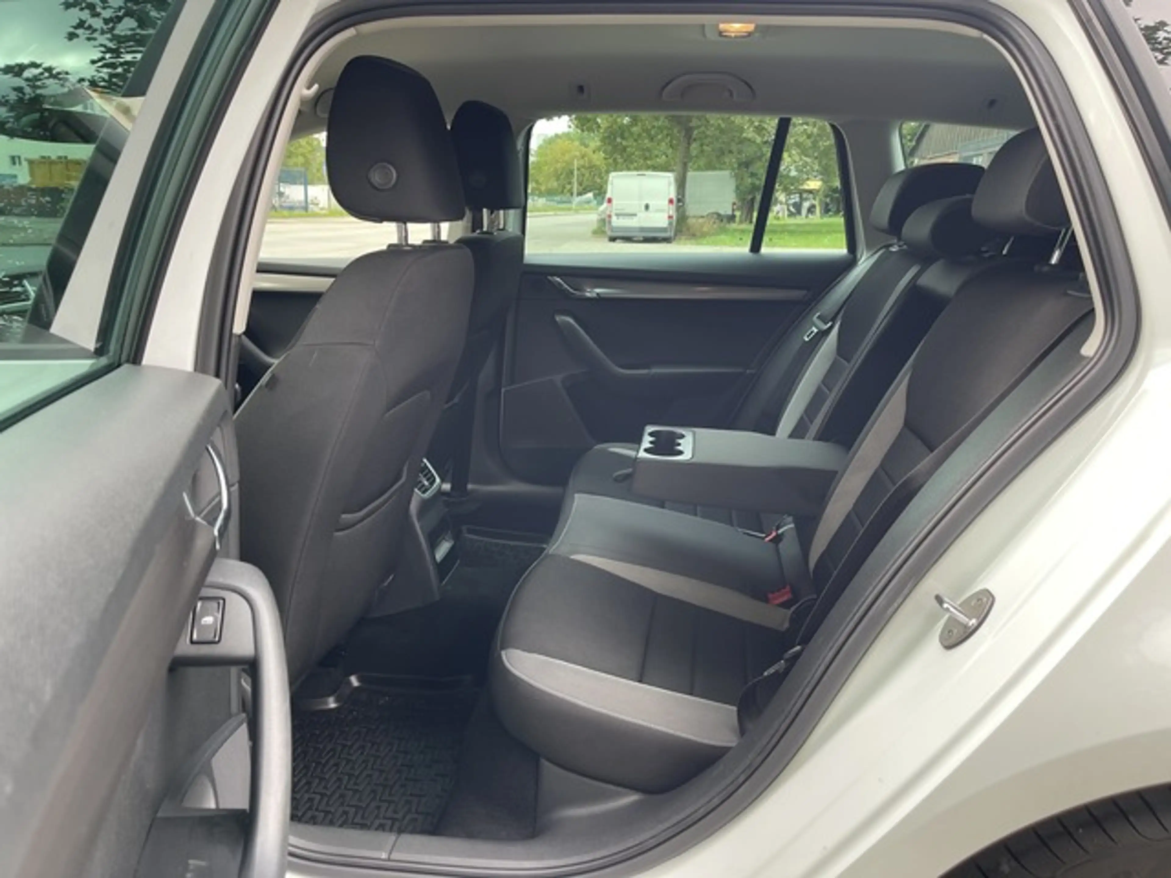 Skoda Octavia Combi 2.0TDI — photo 12
