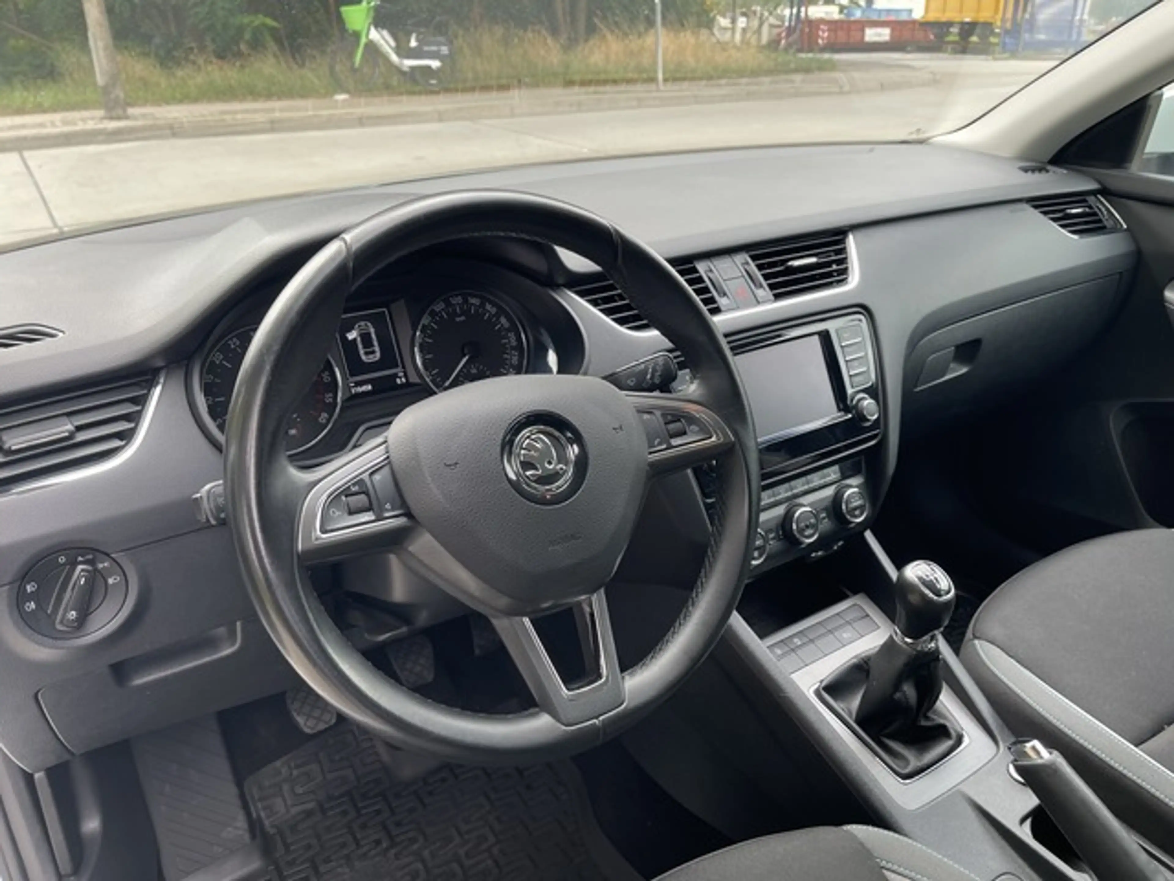 Skoda Octavia Combi 2.0TDI — photo 10