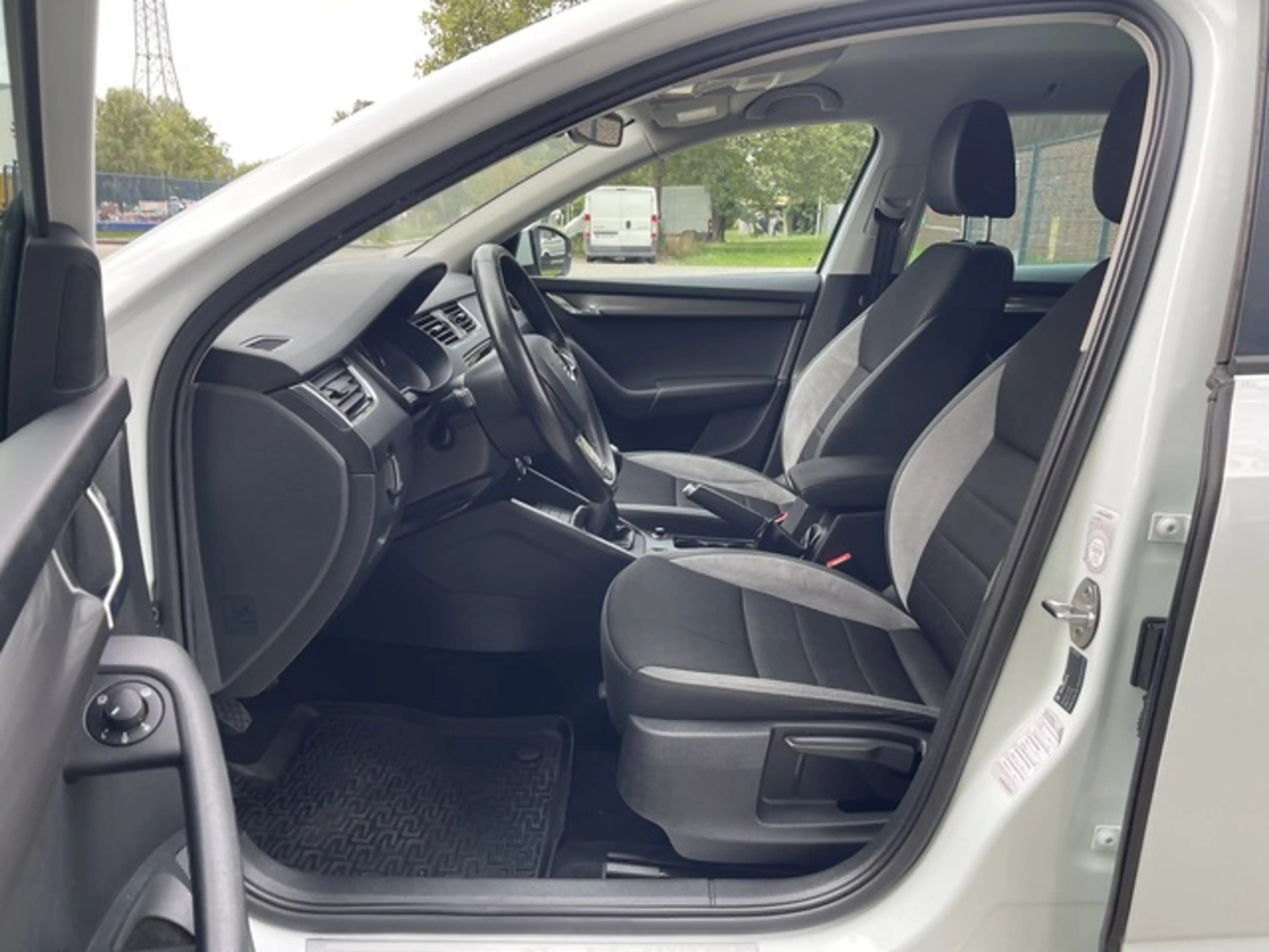 Skoda Octavia Combi 2.0TDI — photo 9
