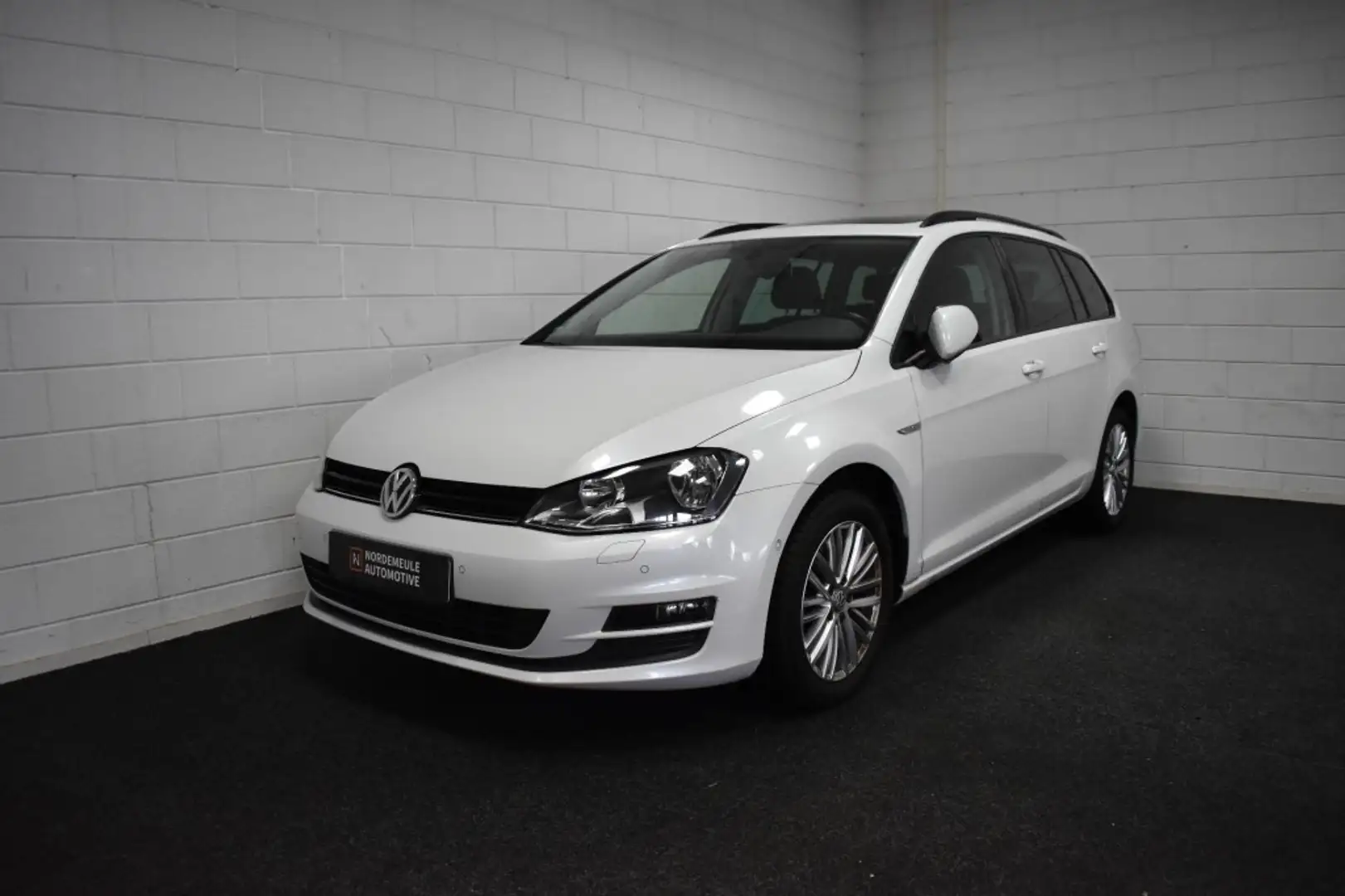 Volkswagen Golf Variant 1.2 TSI CUP Edition, Panorama, PDC, Clima Wit - 2