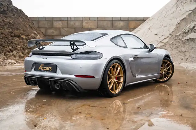 Porsche 718 Cayman view 3