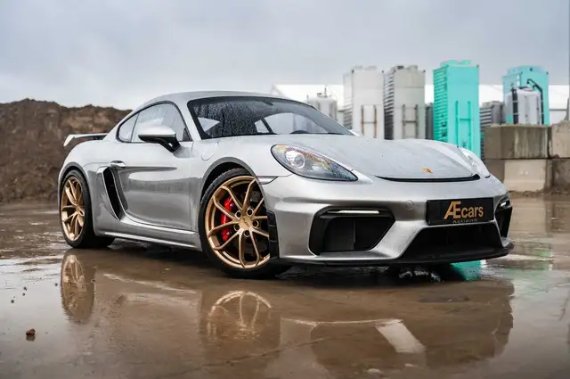Porsche 718 Cayman view 4