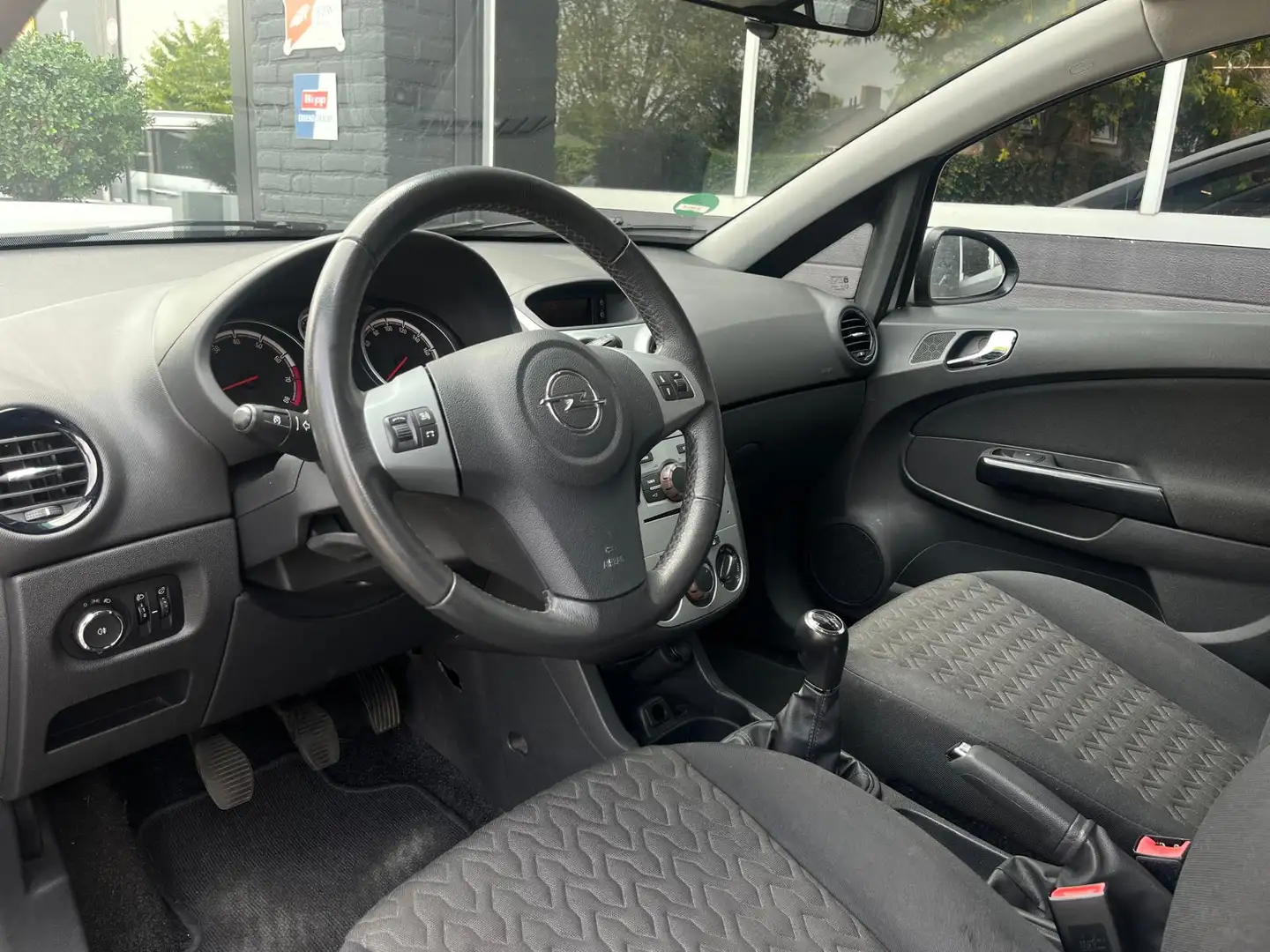 Opel Corsa 1.4-16V, Airco, Cruise, Radio, Trekhaak, 5 drs Grijs - 2