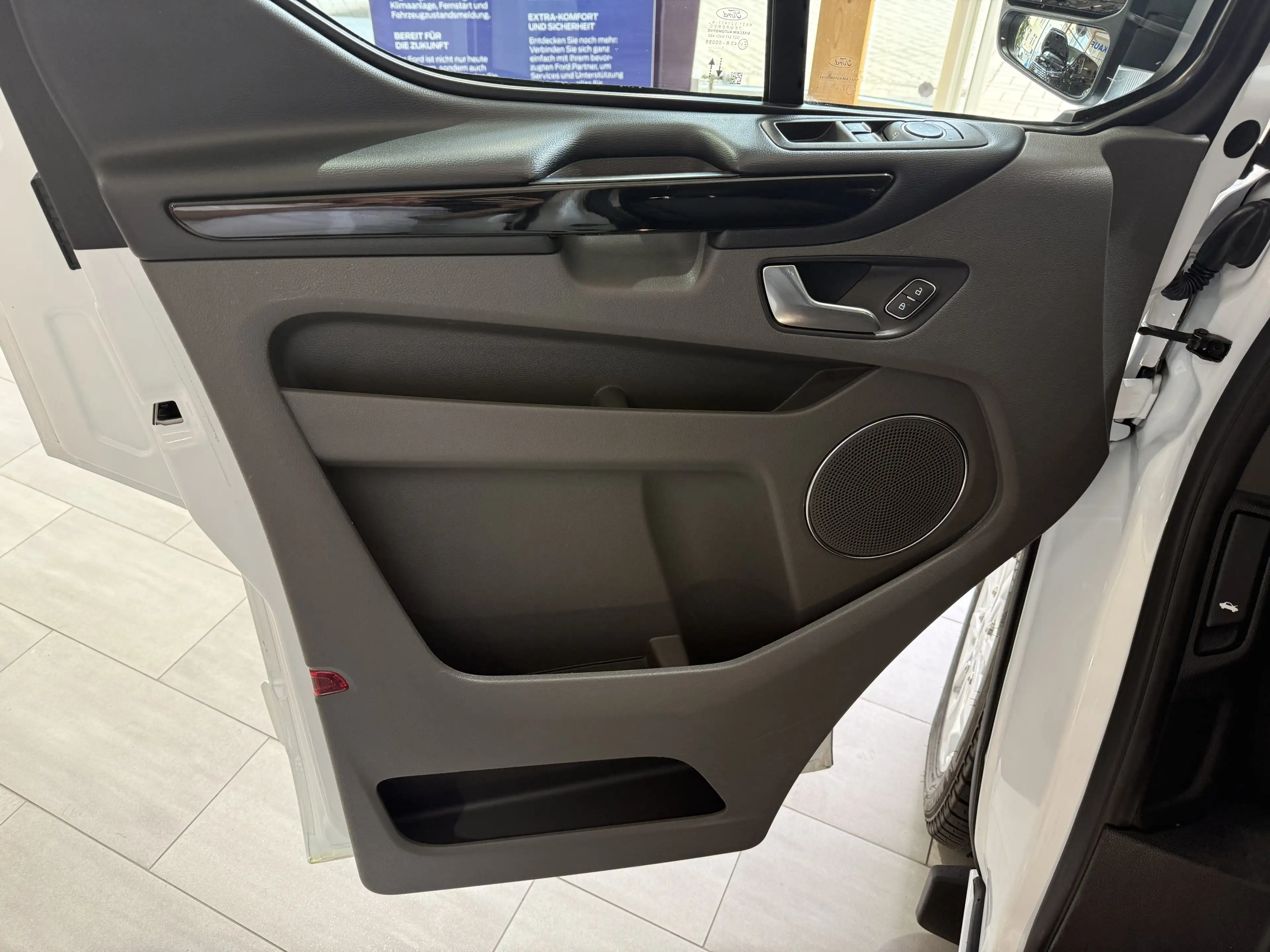 Ford Tourneo Custom Titanium L1 Bi-Xenon / Stoffsitze — photo 9