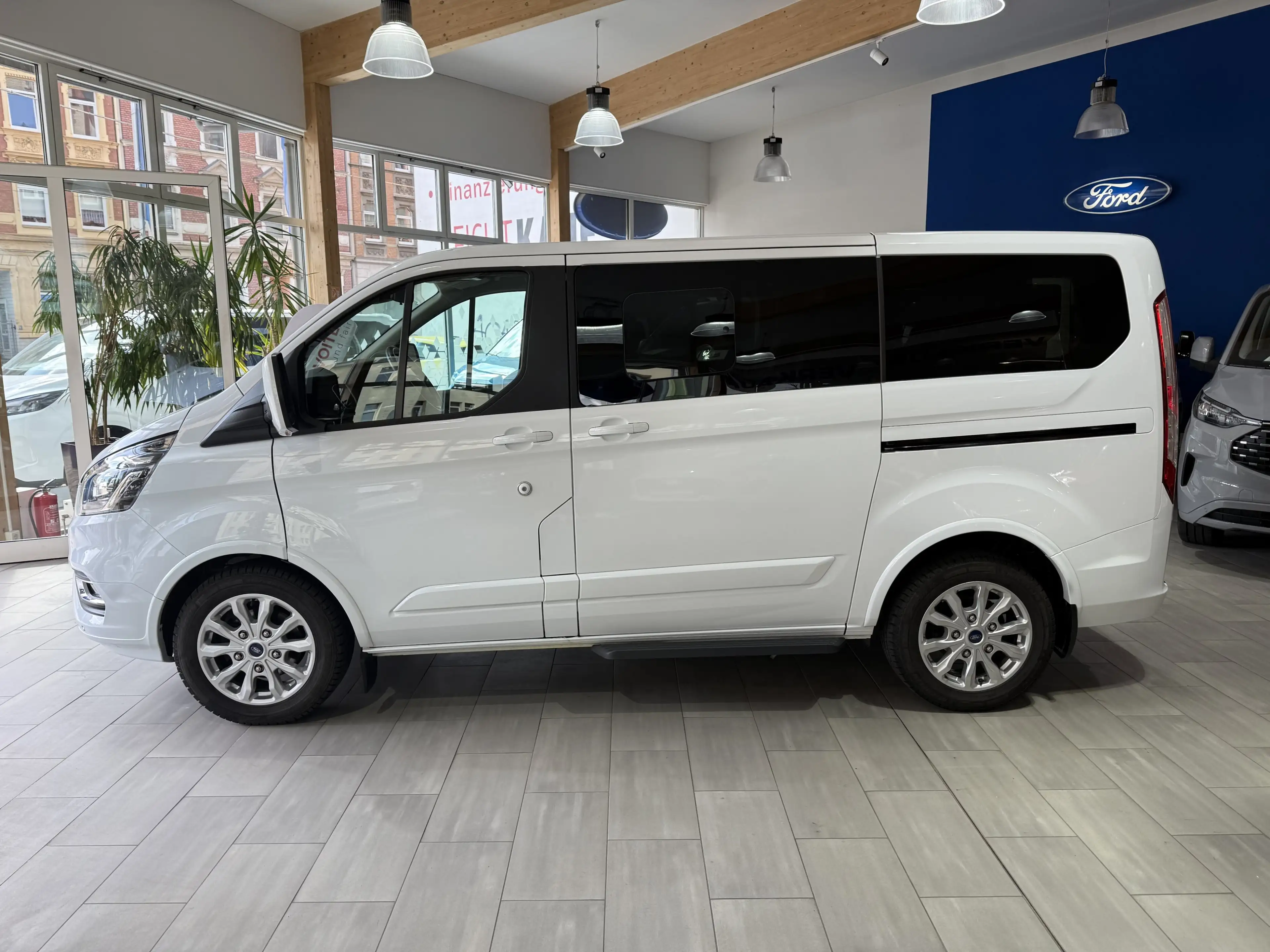 Ford Tourneo Custom Titanium L1 Bi-Xenon / Stoffsitze — photo 8