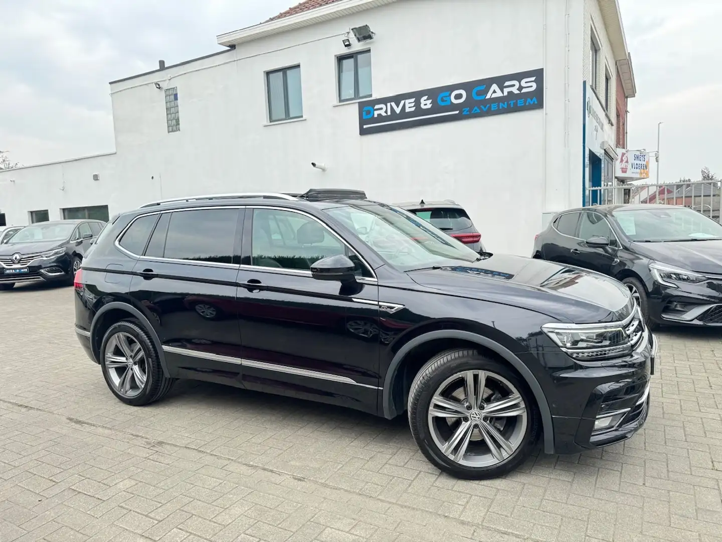 Volkswagen Tiguan Allspace 1.5 TSI R-Line - 7 PLAATSEN ** 1 JAAR GARANTIE ** Zwart - 1