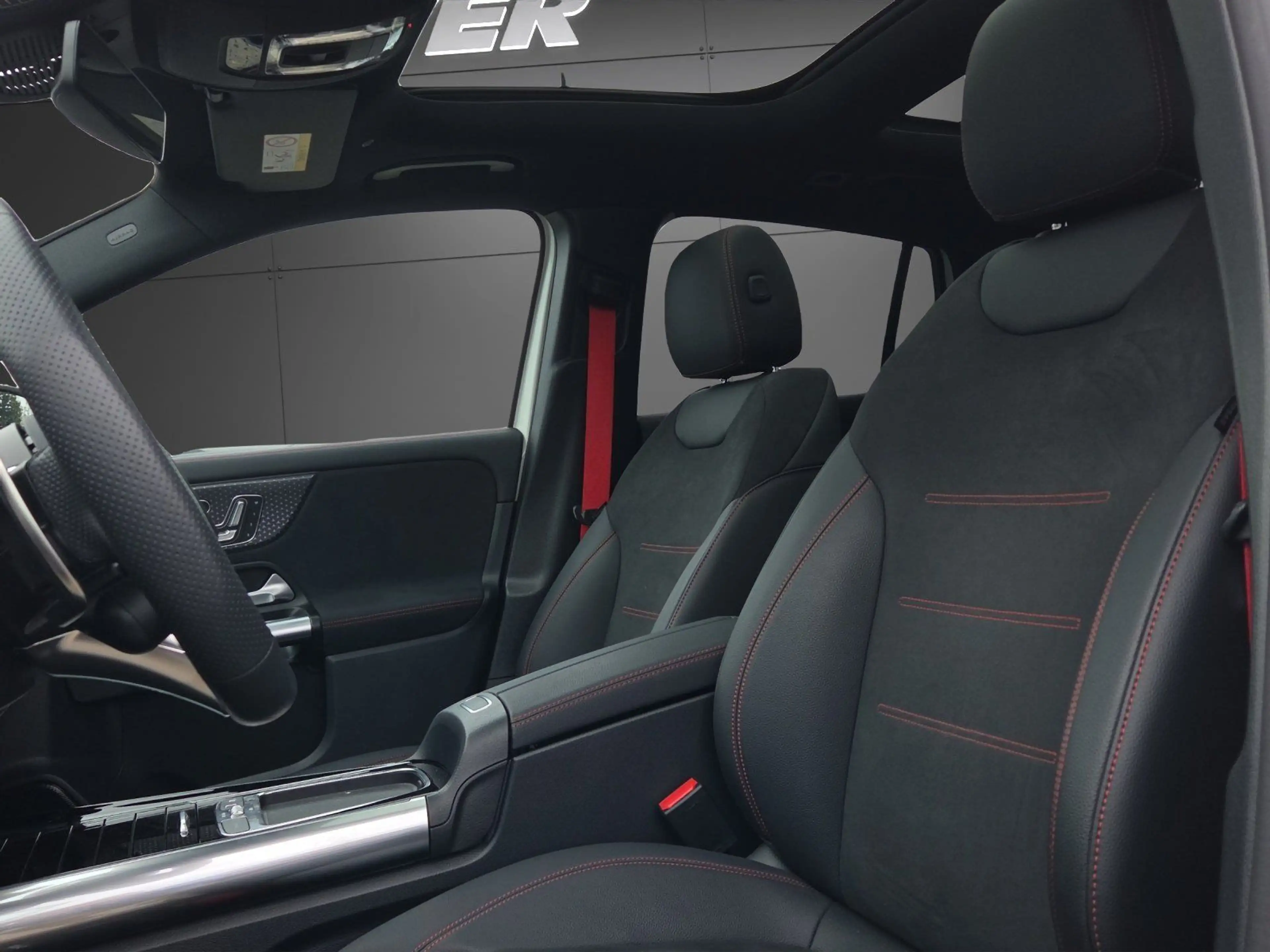 Mercedes-Benz GLA 35 AMG 4M NIGHT+PANO+AHK+HUD+MEMORY+FAHRASSI — photo 8