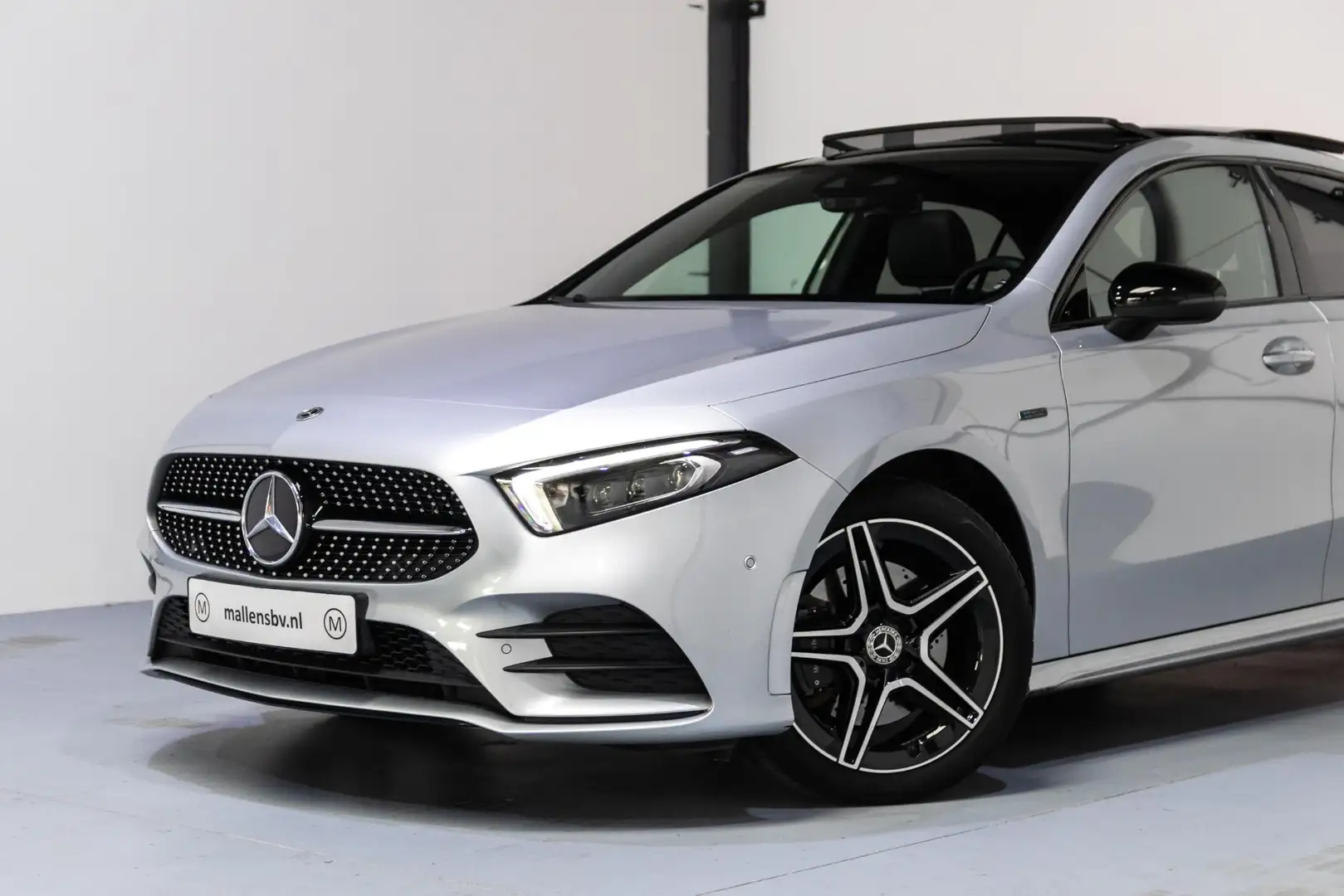 Mercedes-Benz A 250 e Business Solution AMG Limited PANO/MEMORY/AMG/NA Grijs - 2