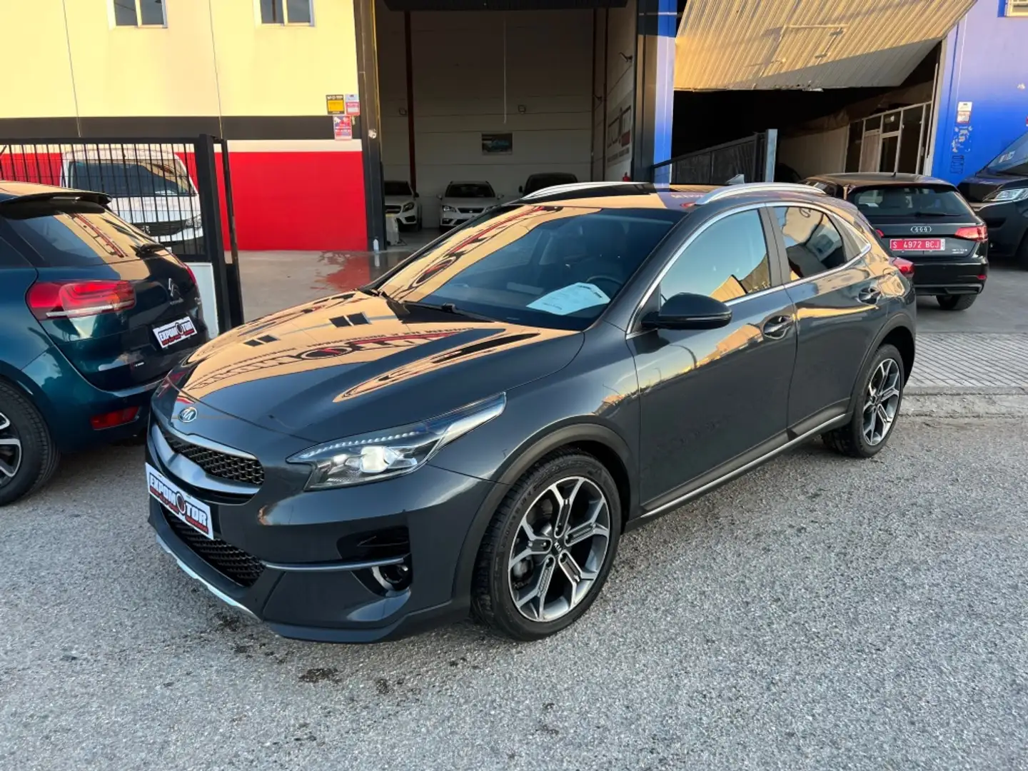 Kia XCeed 1.6 MHEV iMT Business DCT 136 Gris - 1