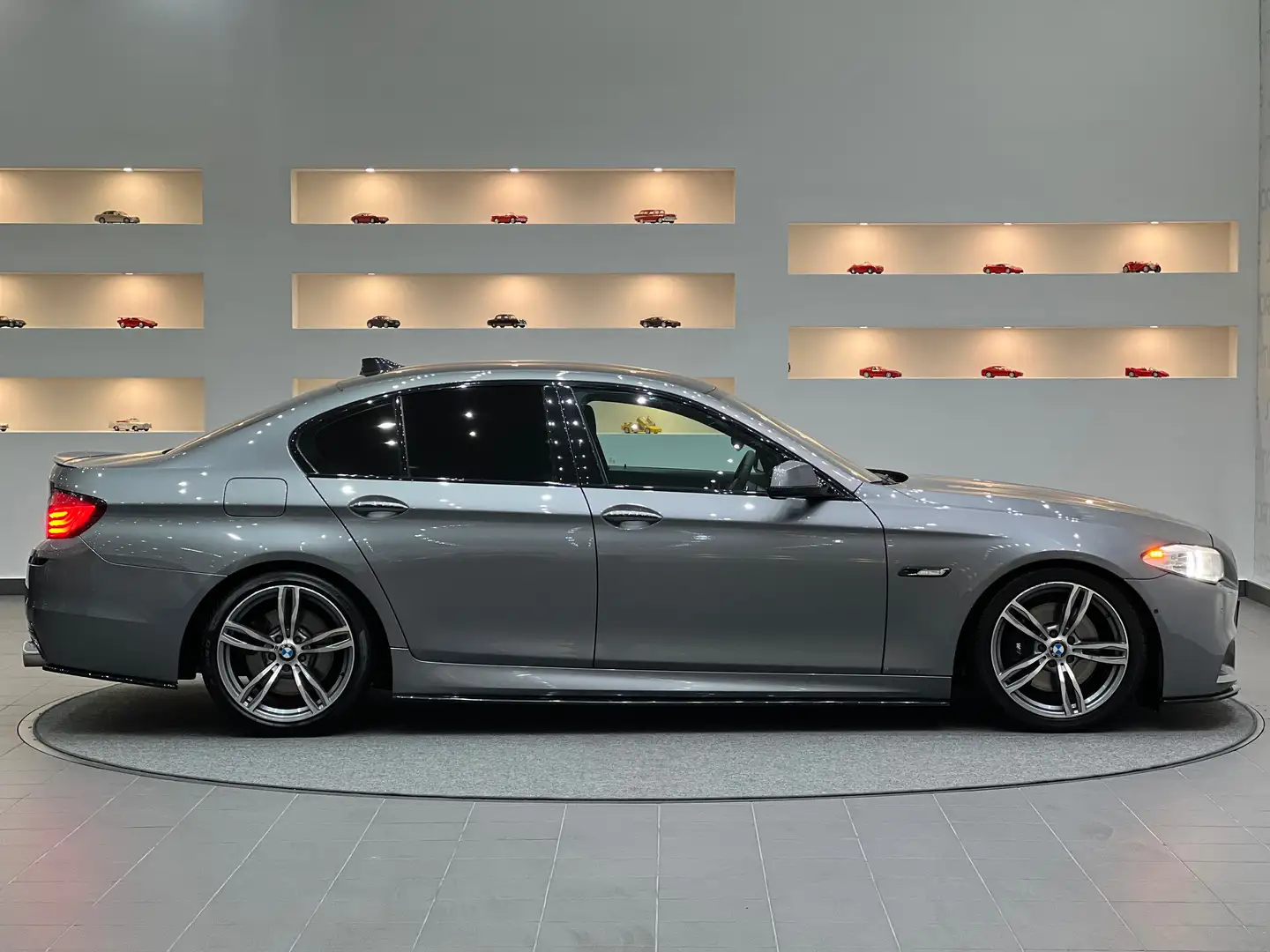BMW 535 535d*M-Paket*Ambiente*Surround View*Bi-Xenon* siva - 1