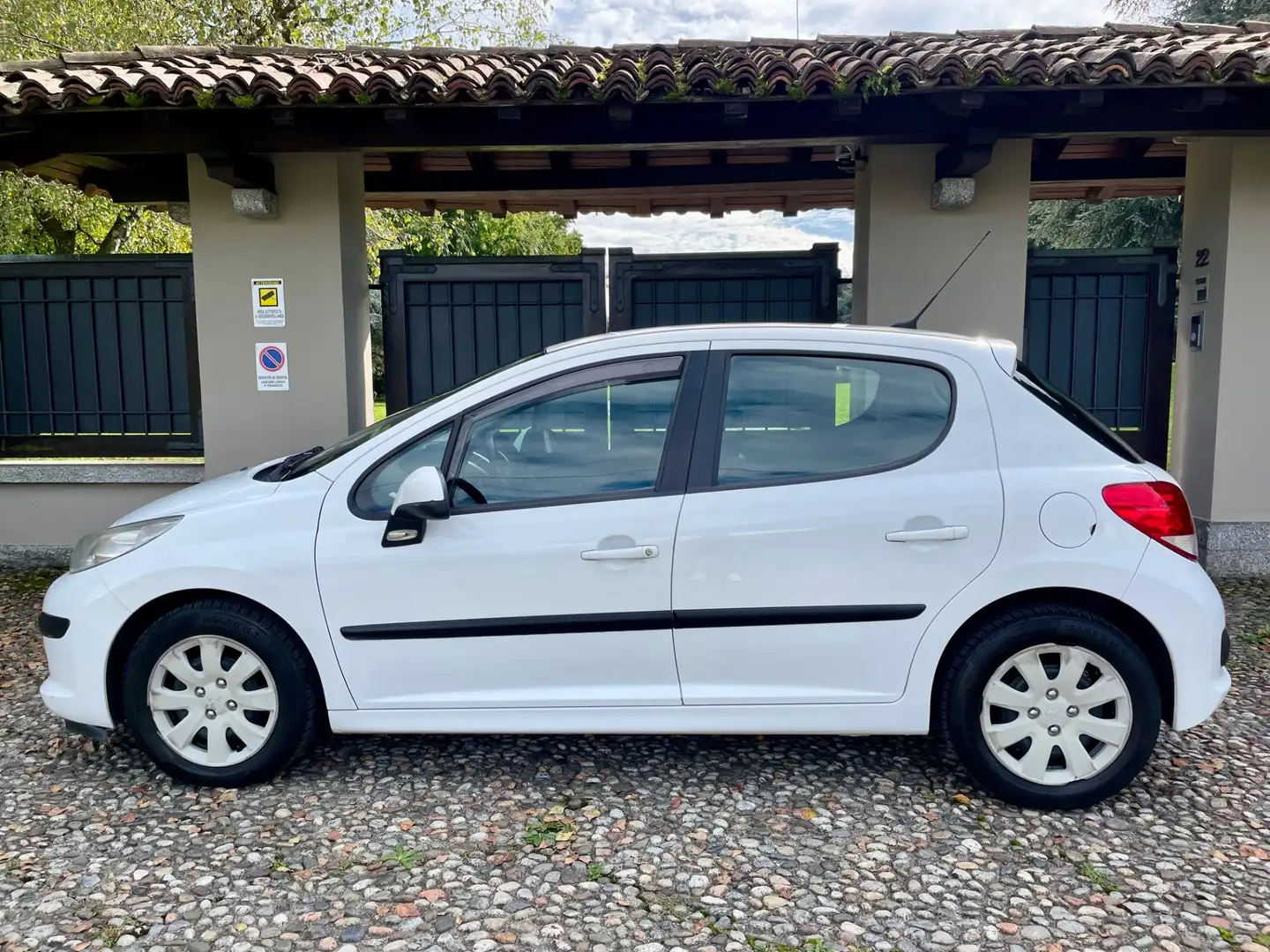 Peugeot 207 1.4 HDi 70CV 5p. Energie Bianco - 2