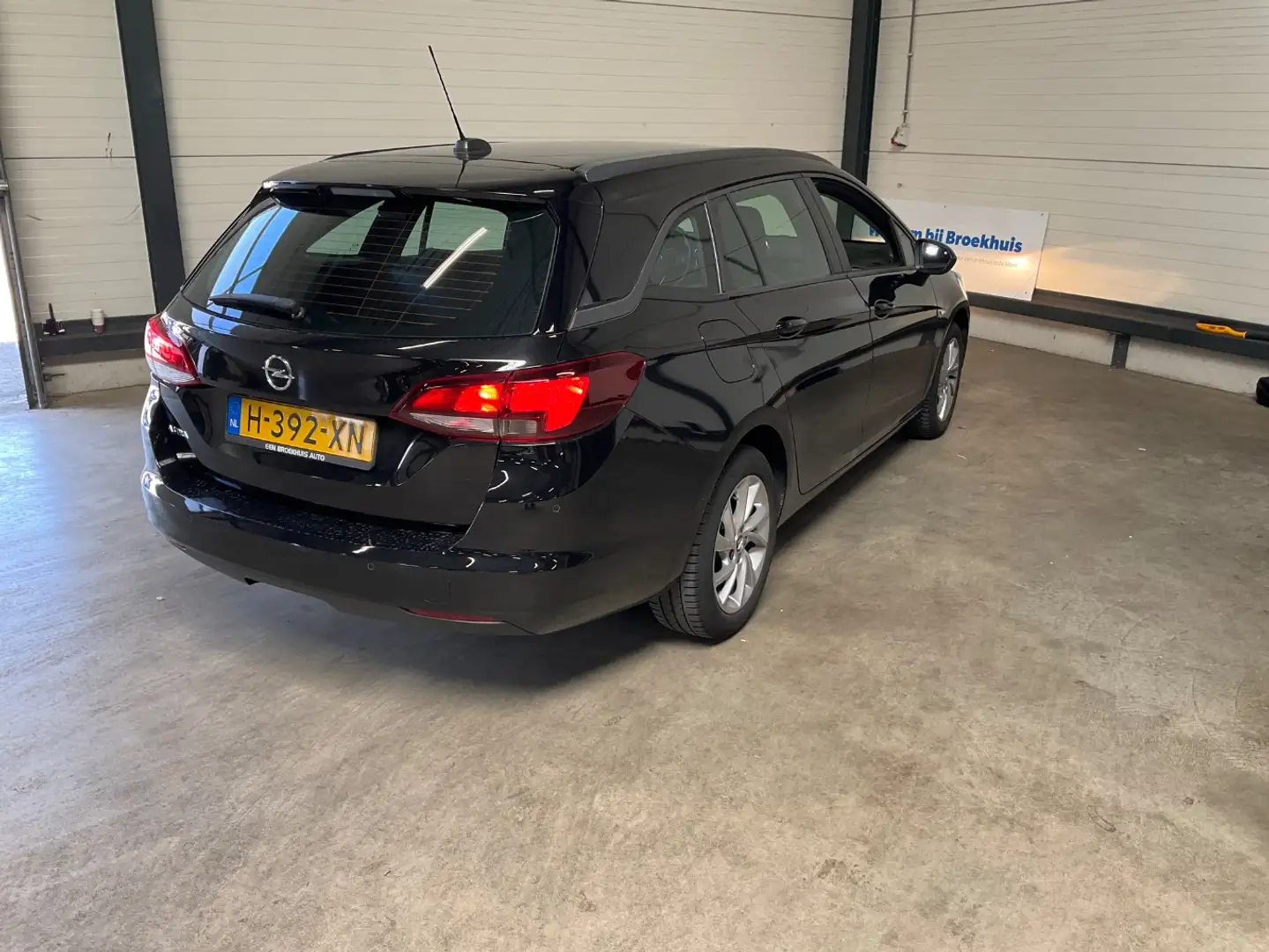 Opel Astra Sports Tourer 1.2 Edition Zwart - 2