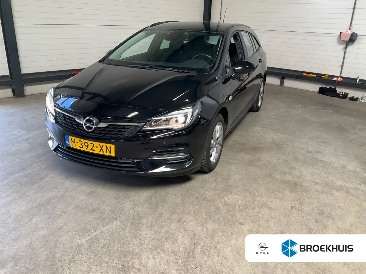Opel Astra Sports Tourer 1.2 Edition Zwart - 1