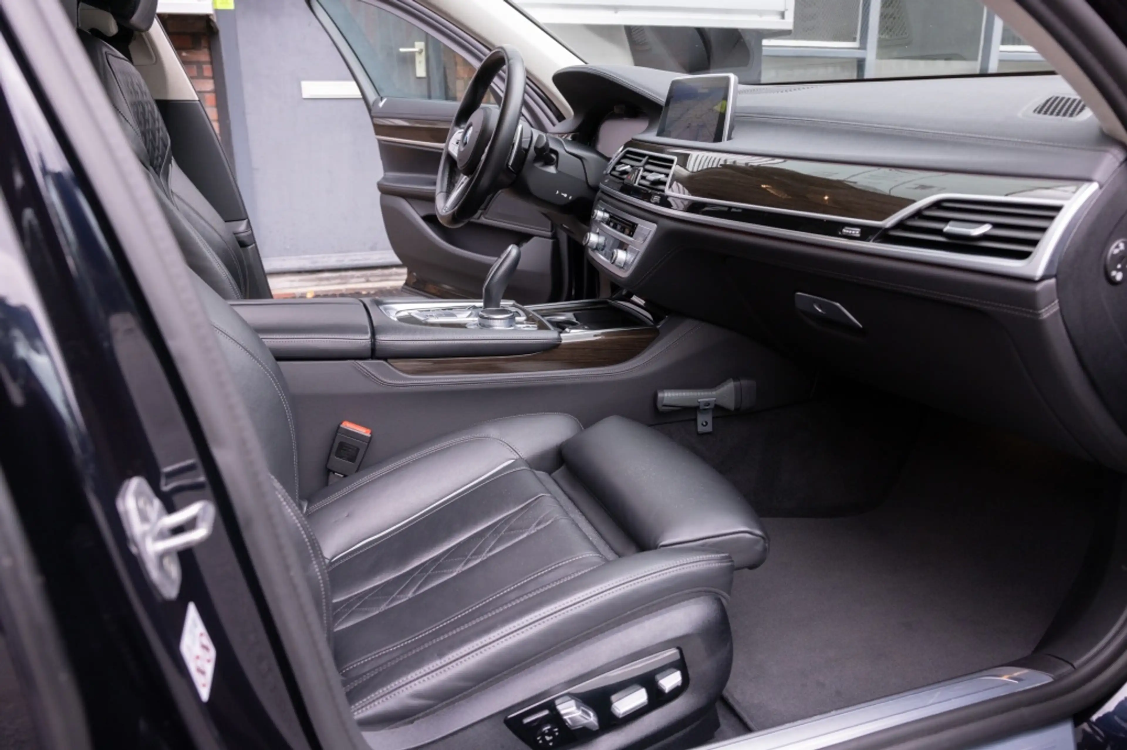 BMW 745 7 e iPerformance — photo 25
