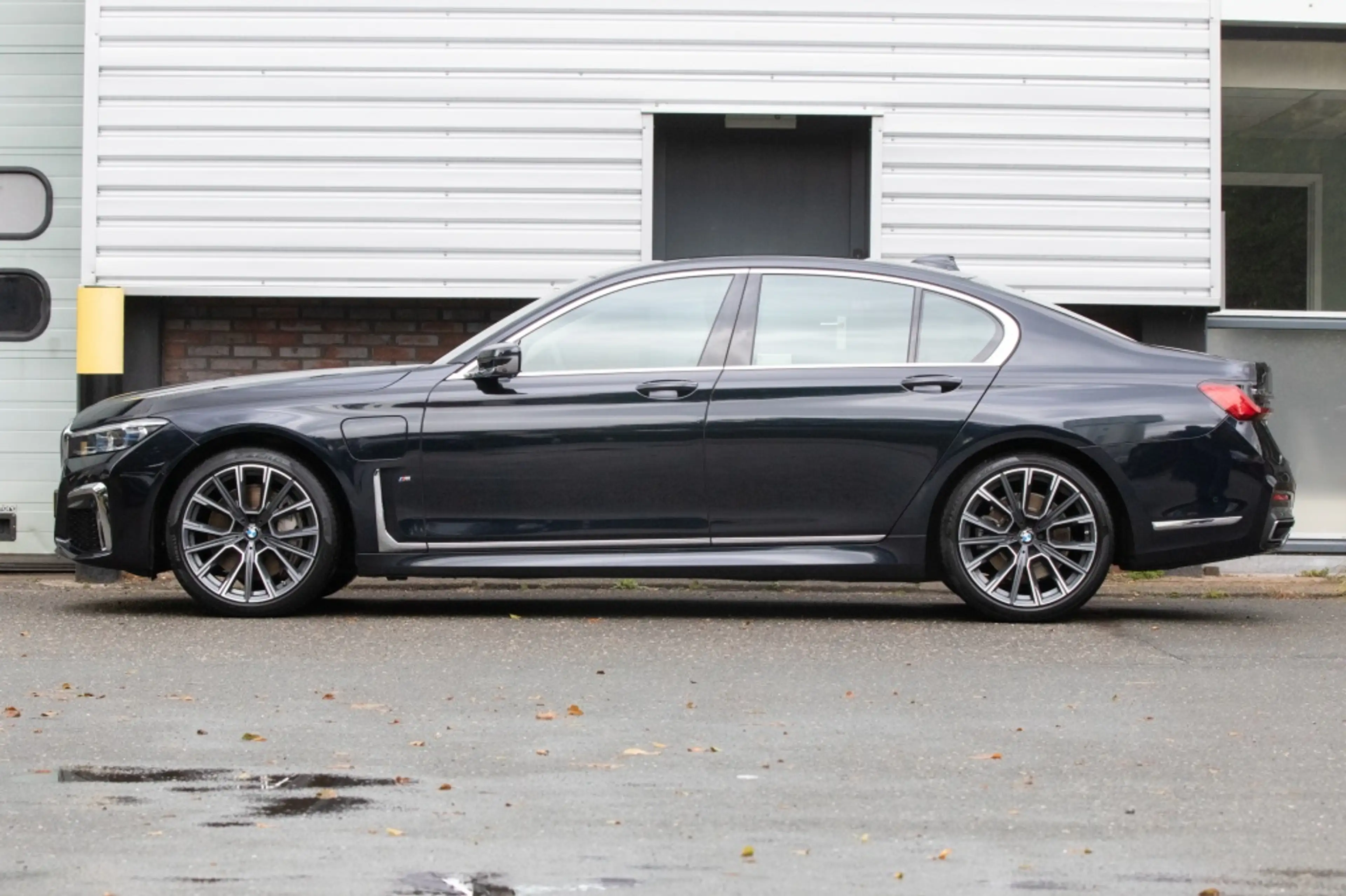 BMW 745 7 e iPerformance — photo 3