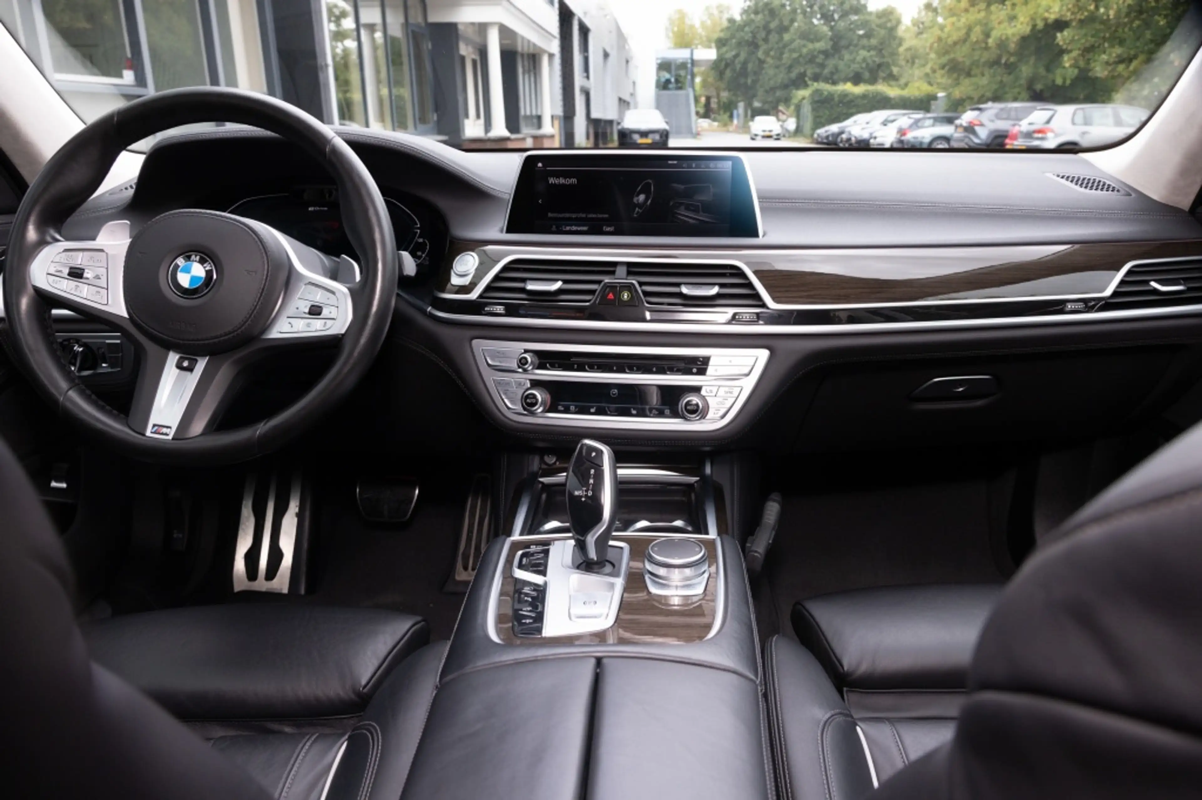 BMW 745 7 e iPerformance — photo 11
