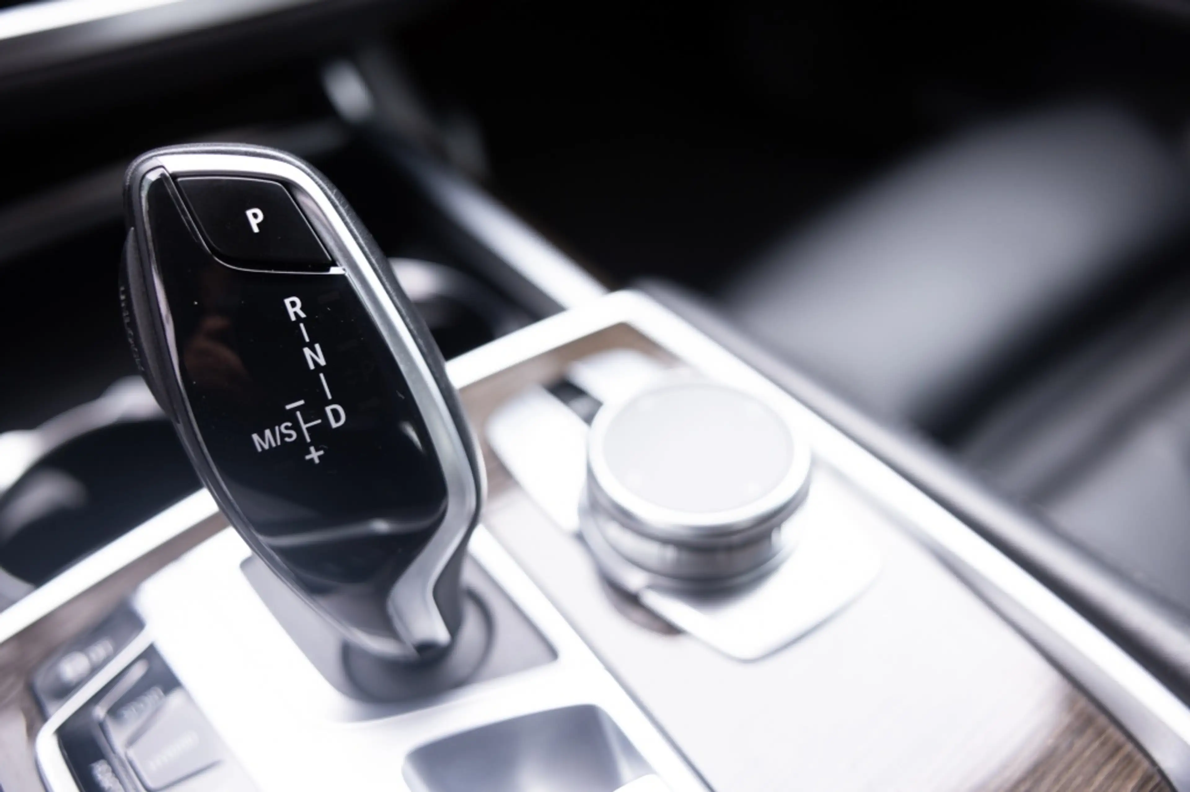 BMW 745 7 e iPerformance — photo 19