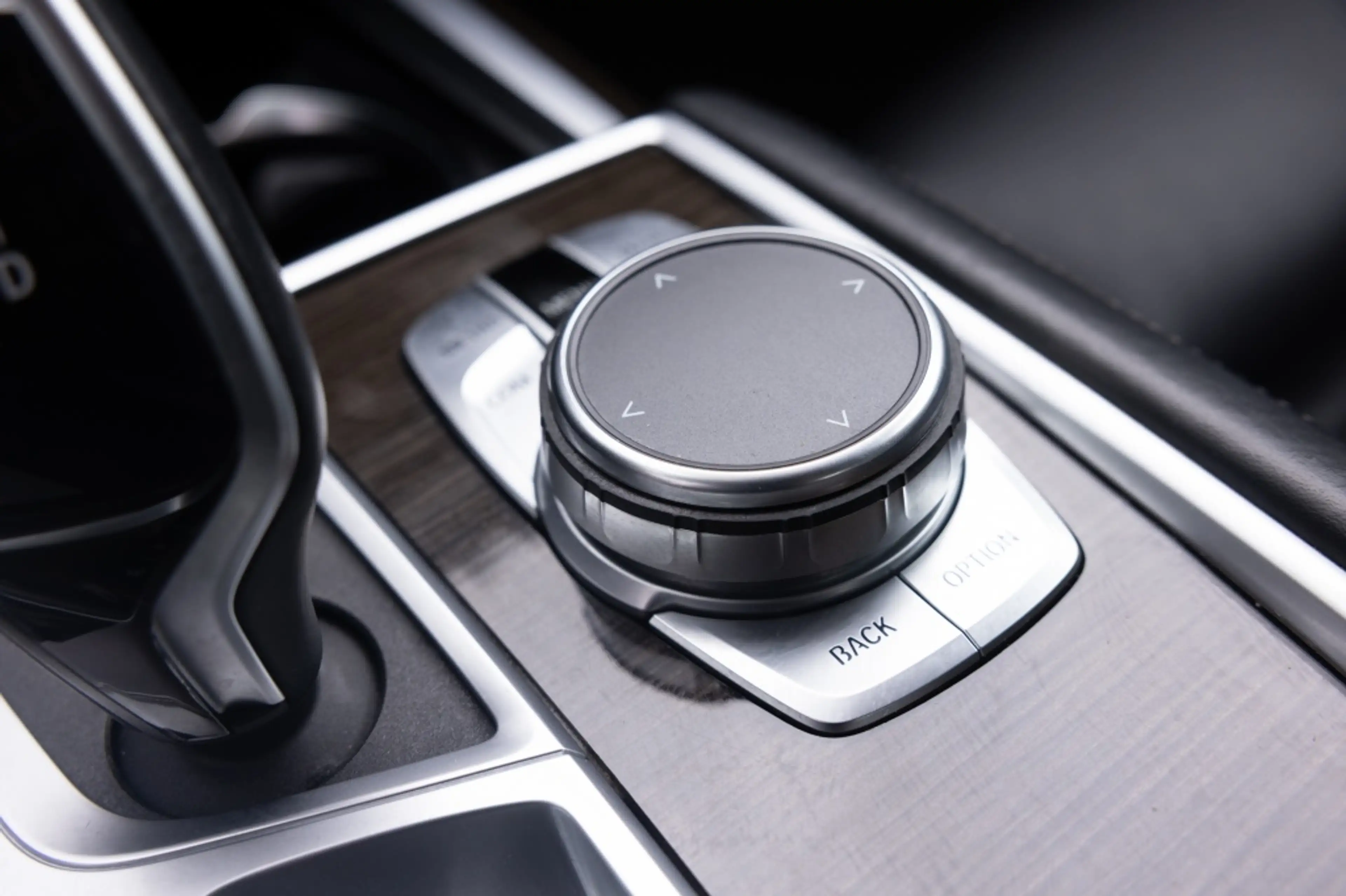 BMW 745 7 e iPerformance — photo 18