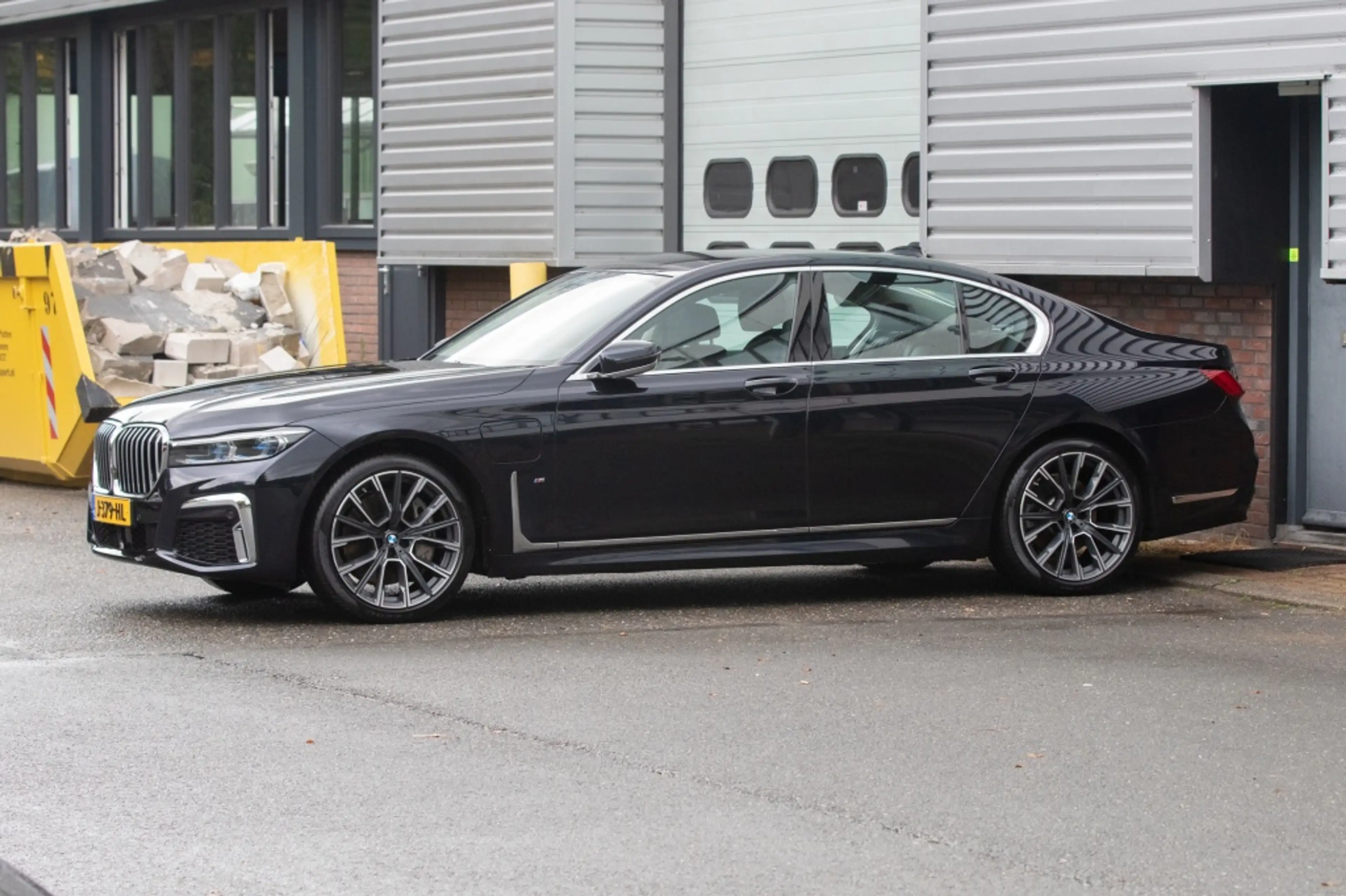 BMW 745 7 e iPerformance — photo 2