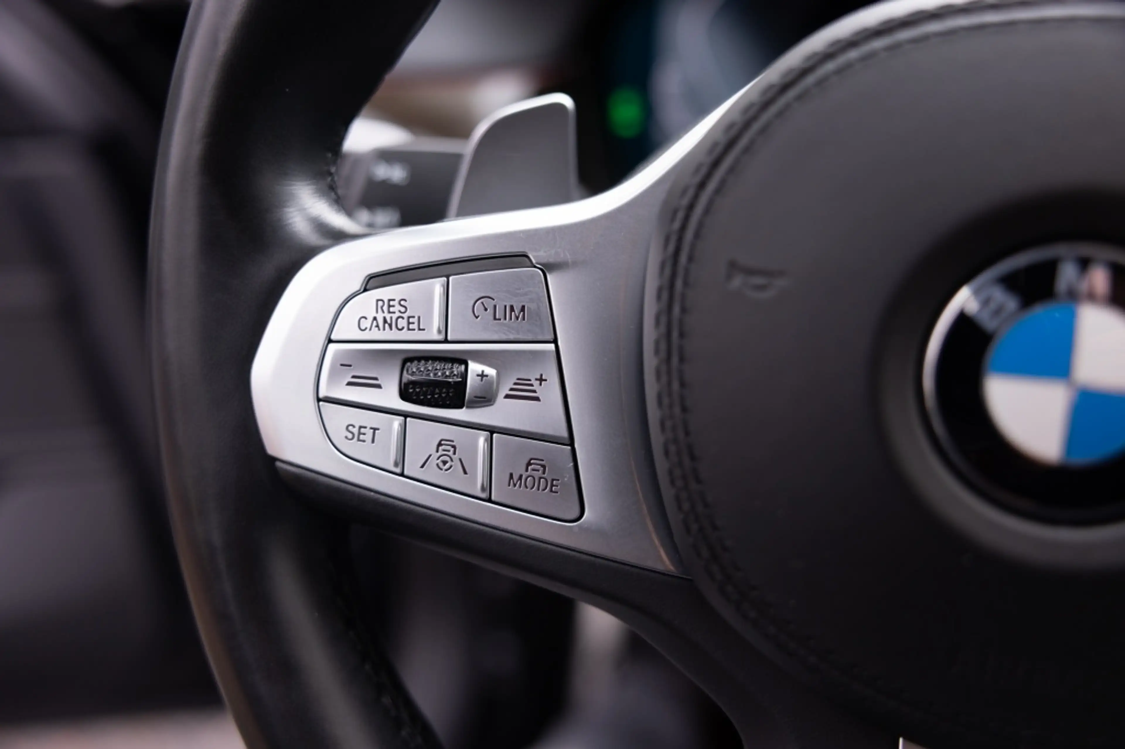 BMW 745 7 e iPerformance — photo 24