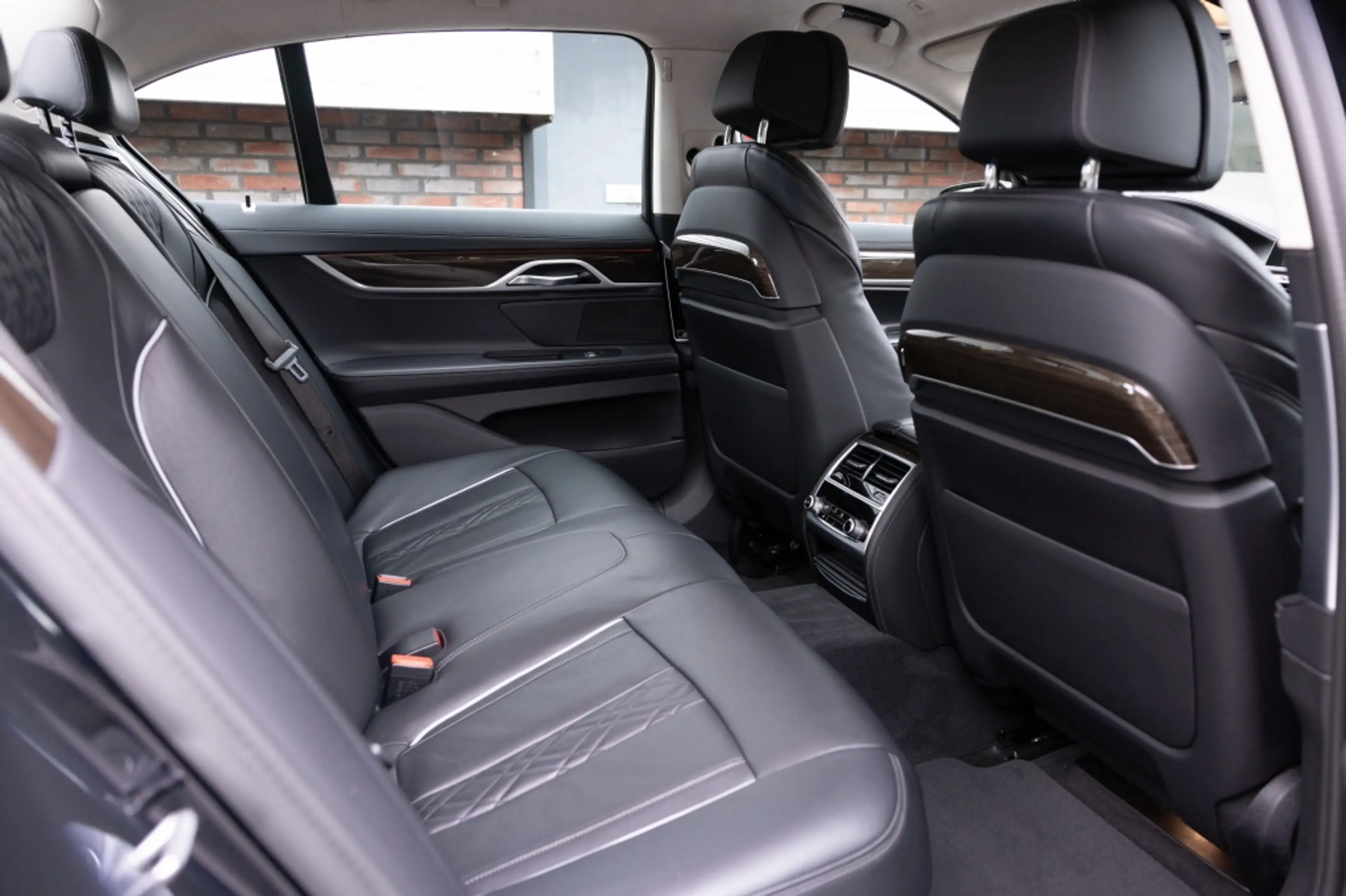 BMW 745 7 e iPerformance — photo 10