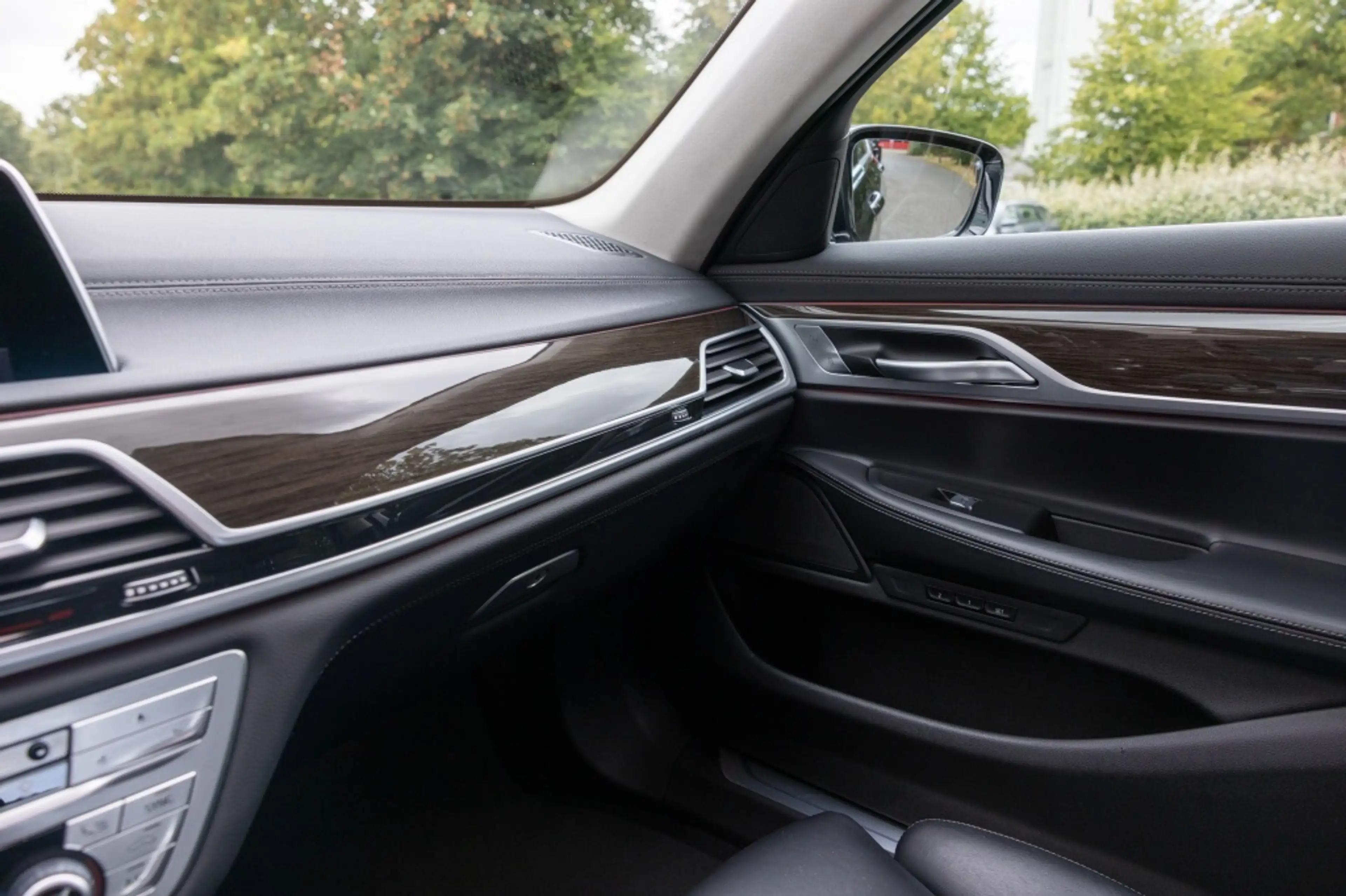 BMW 745 7 e iPerformance — photo 17