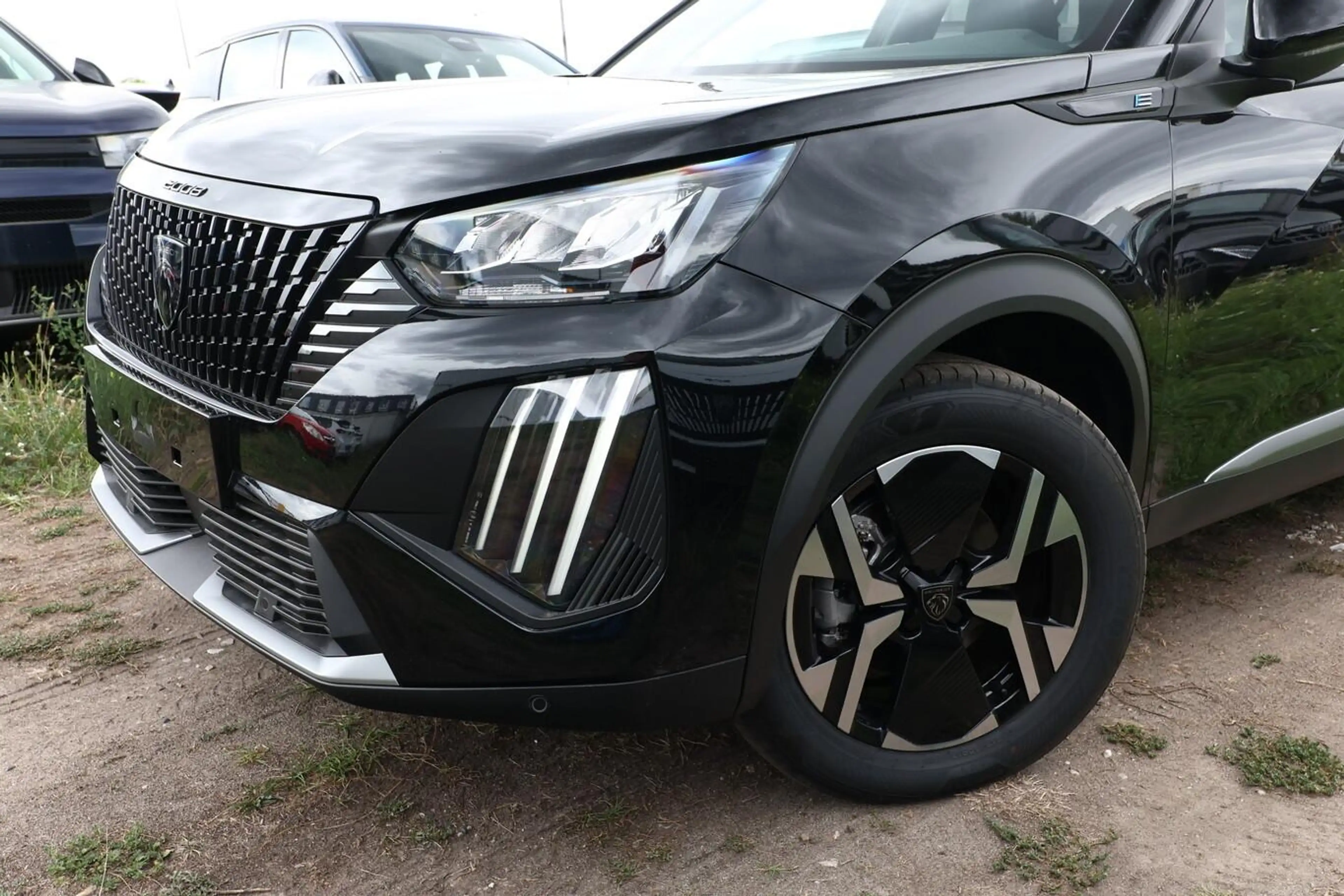 Peugeot 2008 54 kWh Allure 11kW-OBC WärmeP CarP 2xPDC — photo 5