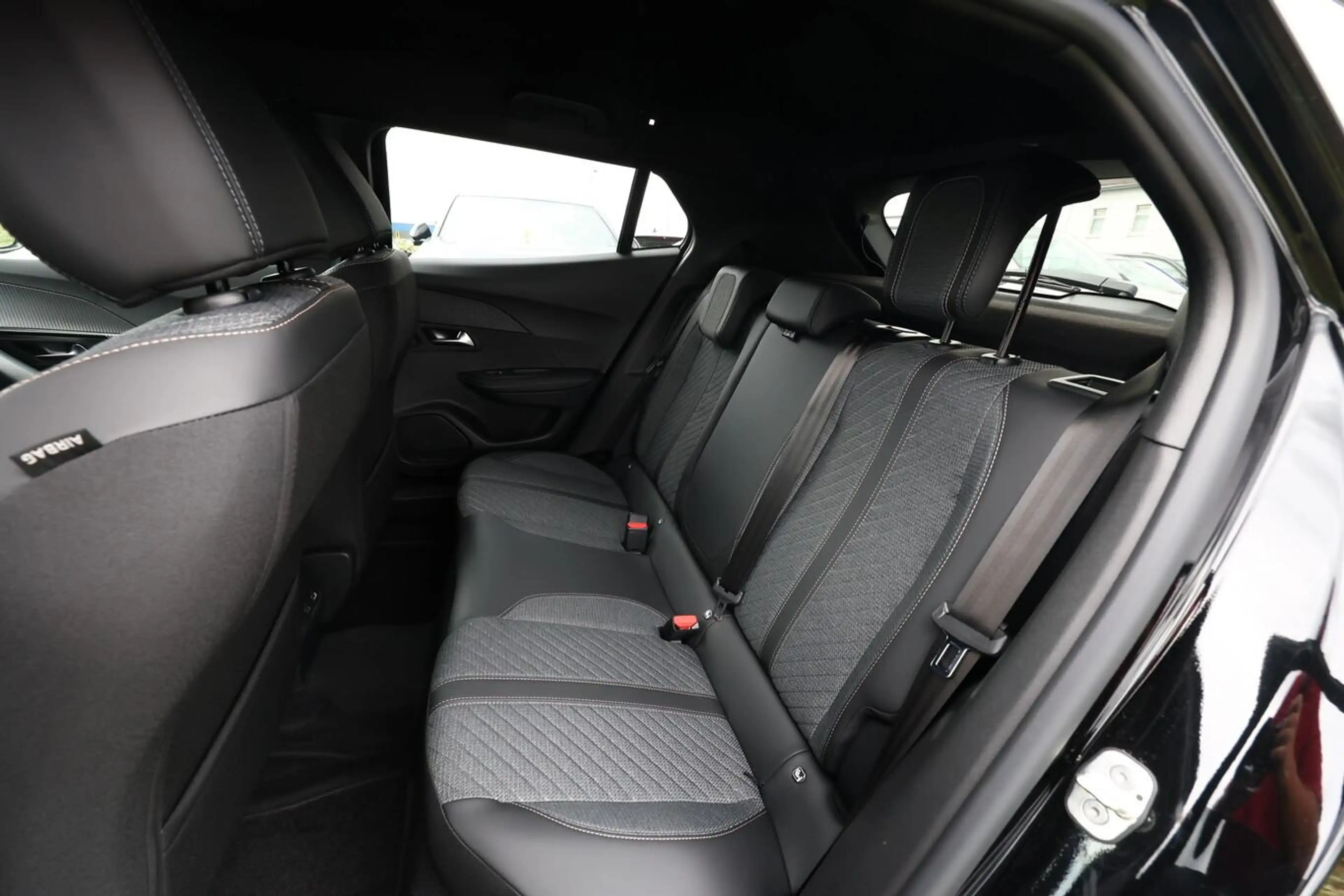 Peugeot 2008 54 kWh Allure 11kW-OBC WärmeP CarP 2xPDC — photo 10