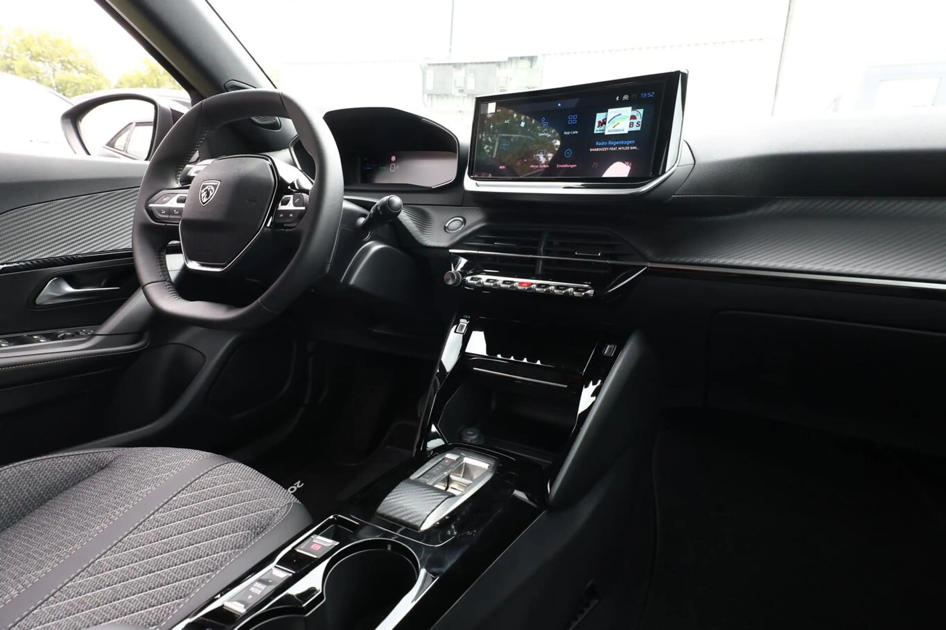 Peugeot 2008 54 kWh Allure 11kW-OBC WärmeP CarP 2xPDC — photo 9