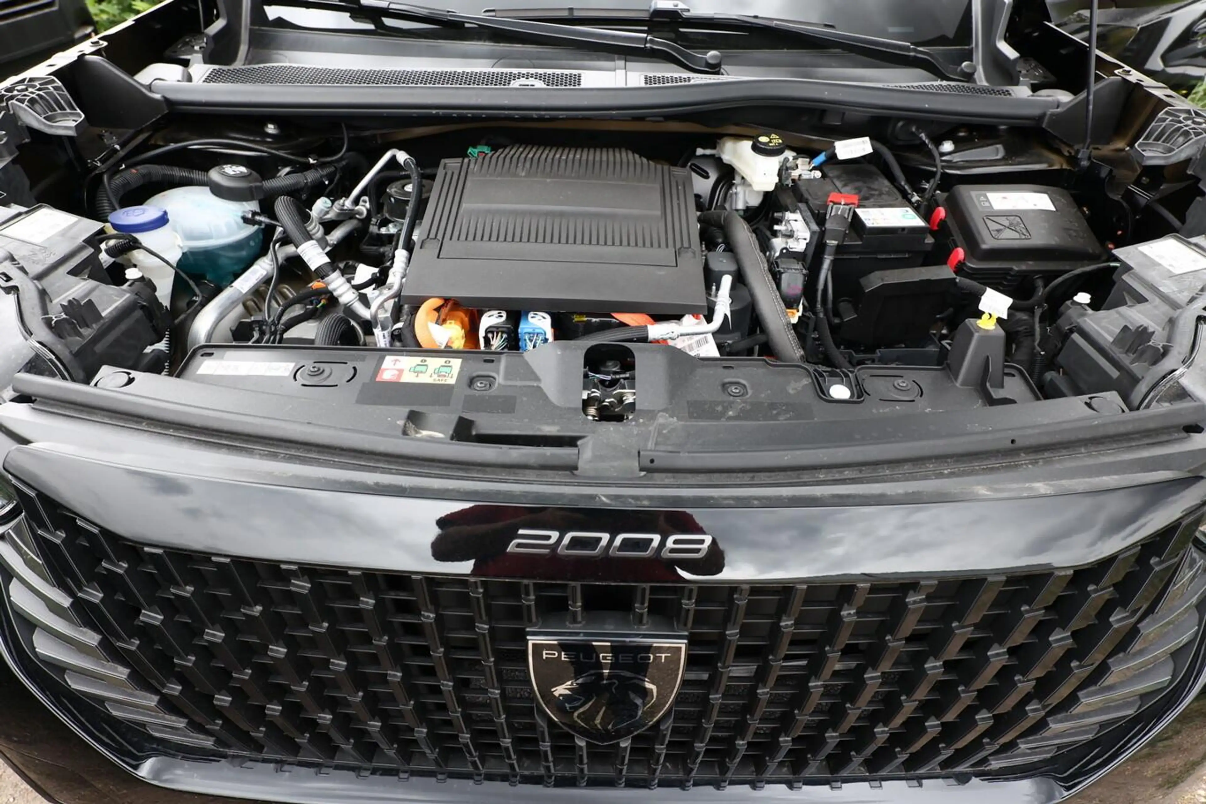 Peugeot 2008 54 kWh Allure 11kW-OBC WärmeP CarP 2xPDC — photo 12