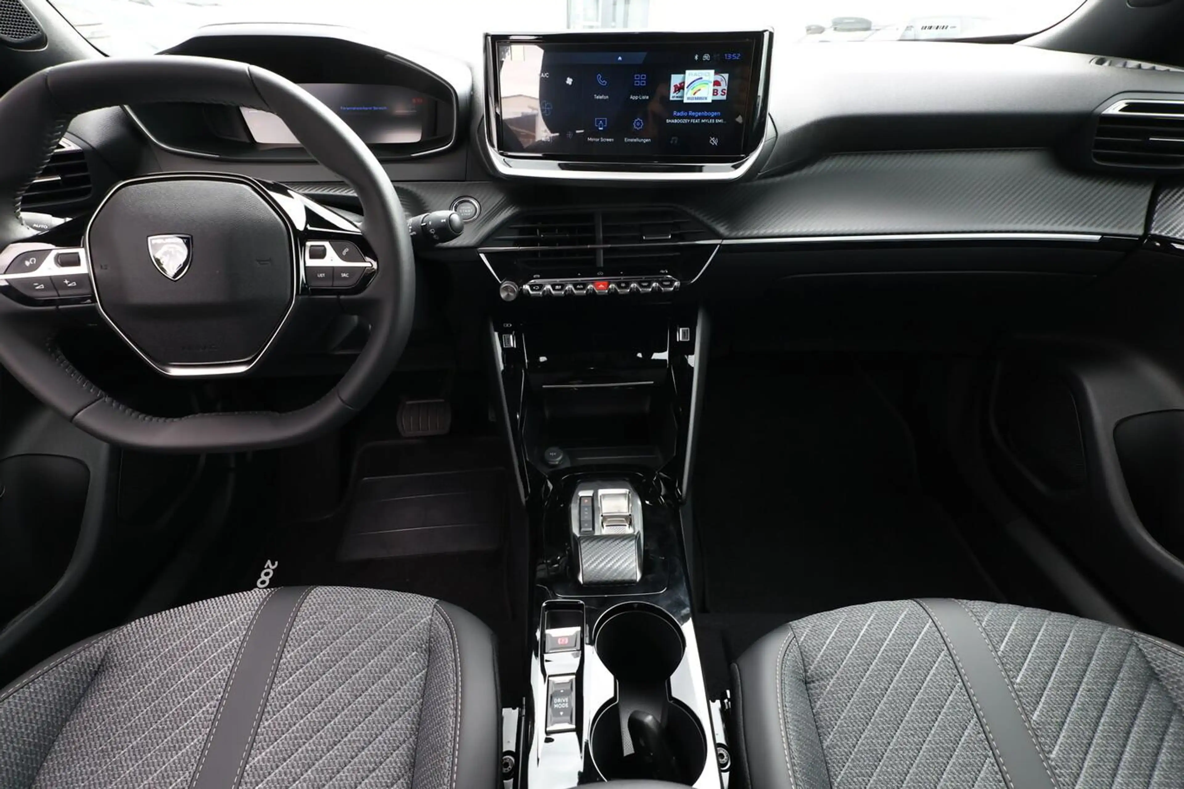 Peugeot 2008 54 kWh Allure 11kW-OBC WärmeP CarP 2xPDC — photo 8