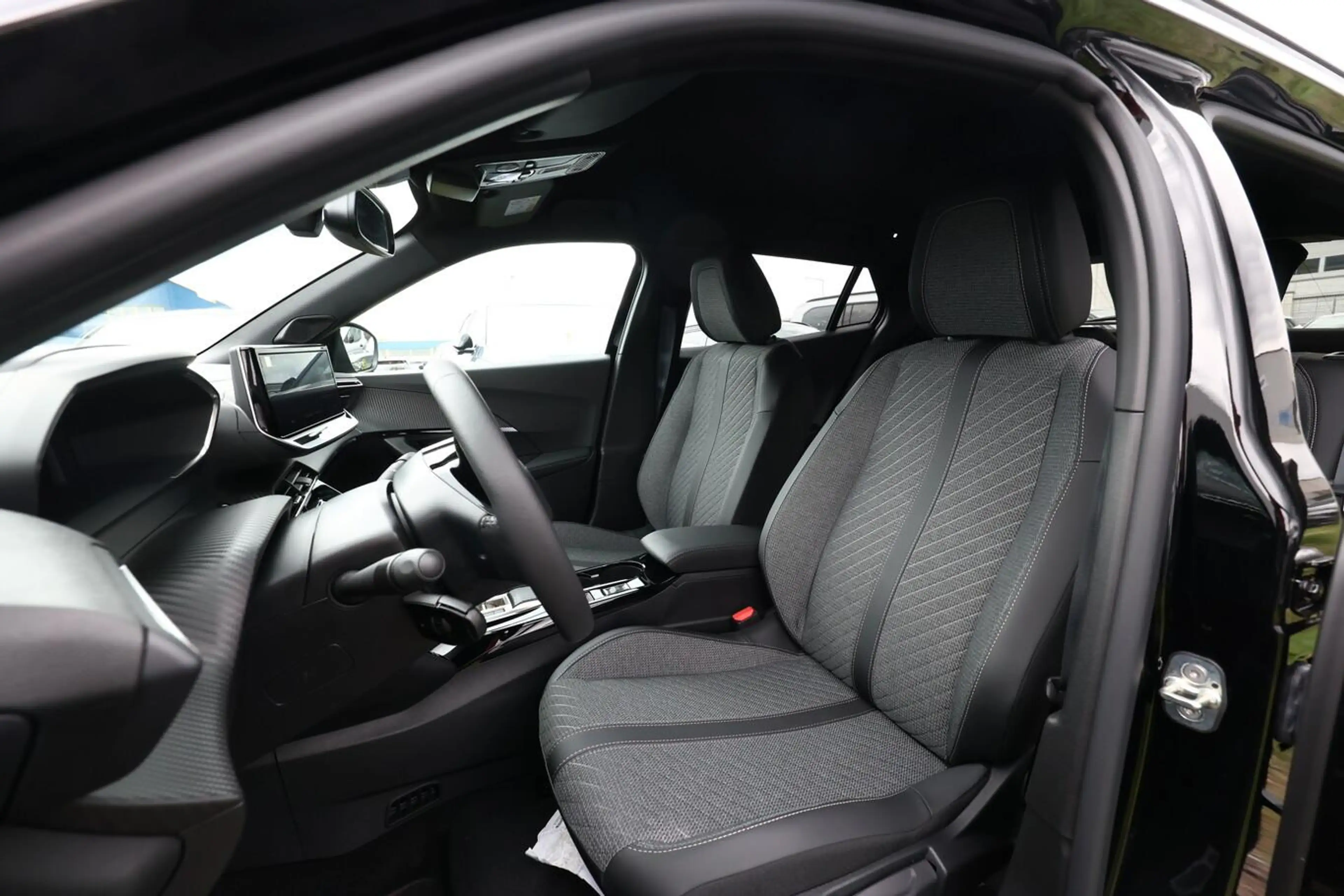 Peugeot 2008 54 kWh Allure 11kW-OBC WärmeP CarP 2xPDC — photo 6