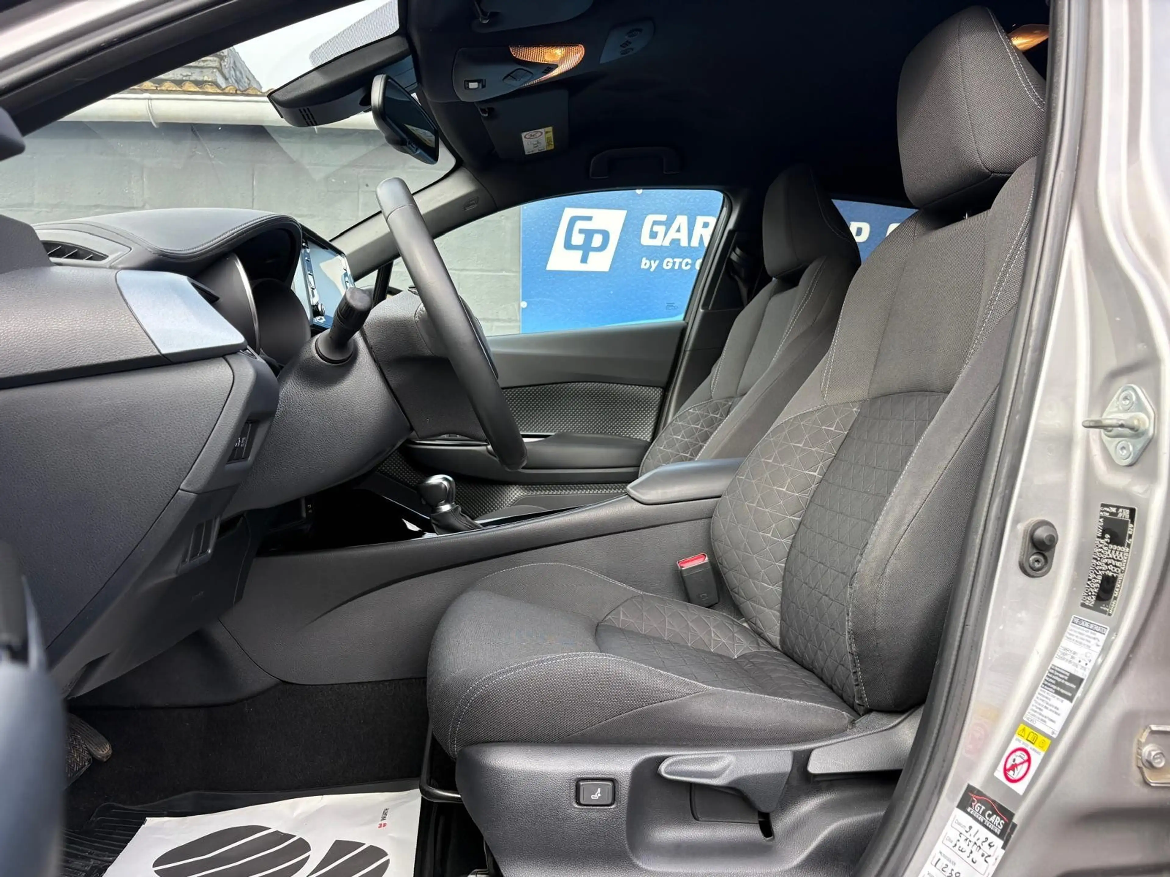 Toyota C-HR Hybrid 2.0i VVT-i C-Hic E-CVT — photo 8