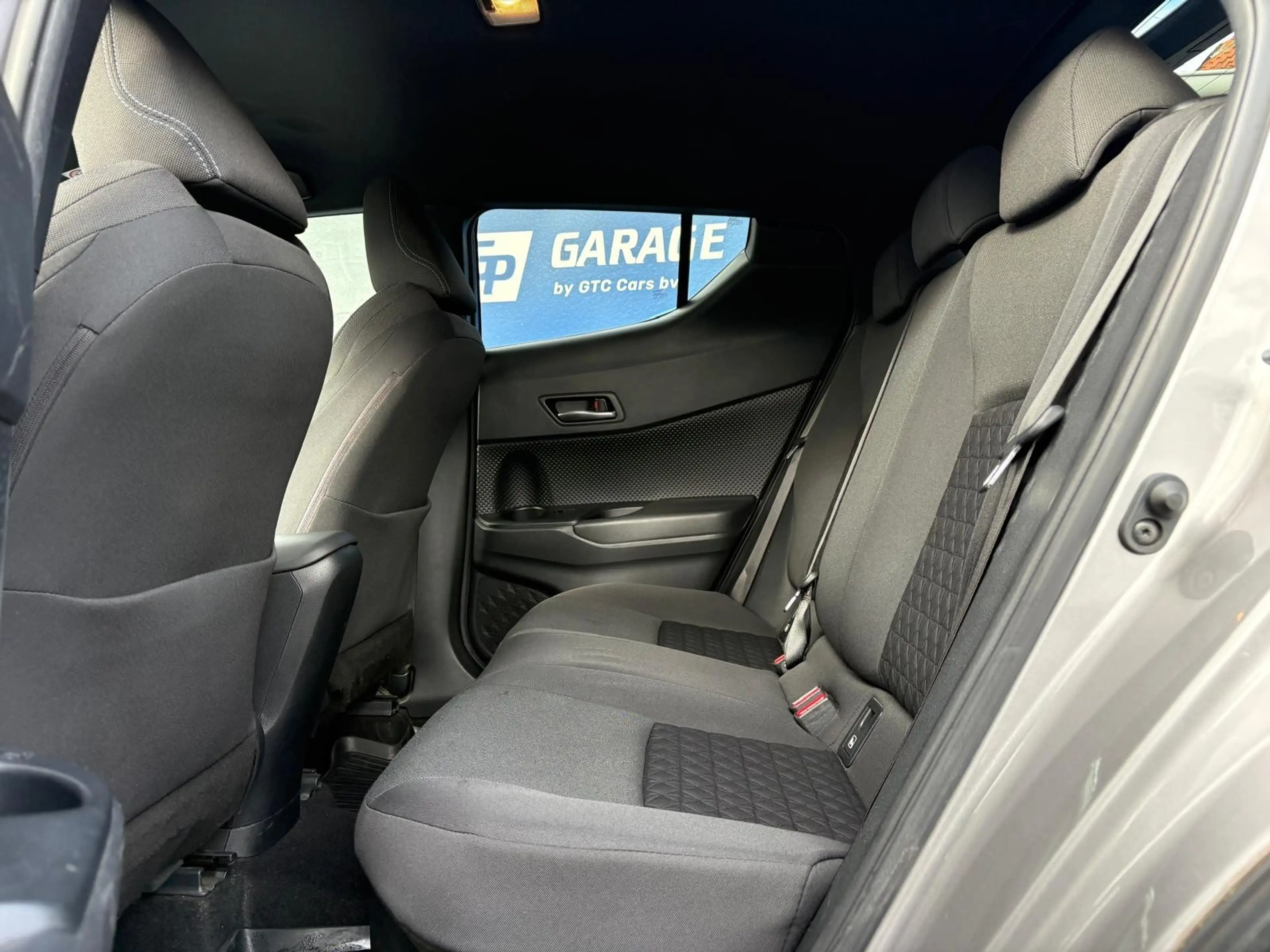 Toyota C-HR Hybrid 2.0i VVT-i C-Hic E-CVT — photo 11
