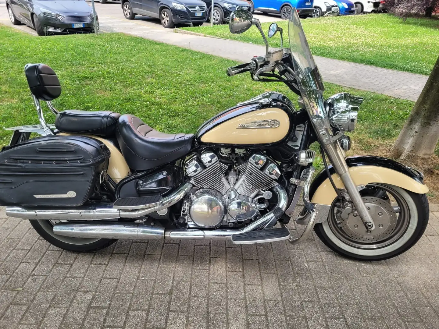 Yamaha XVZ 1300 carrello sollevatore e manutentore batteria Brun - 1