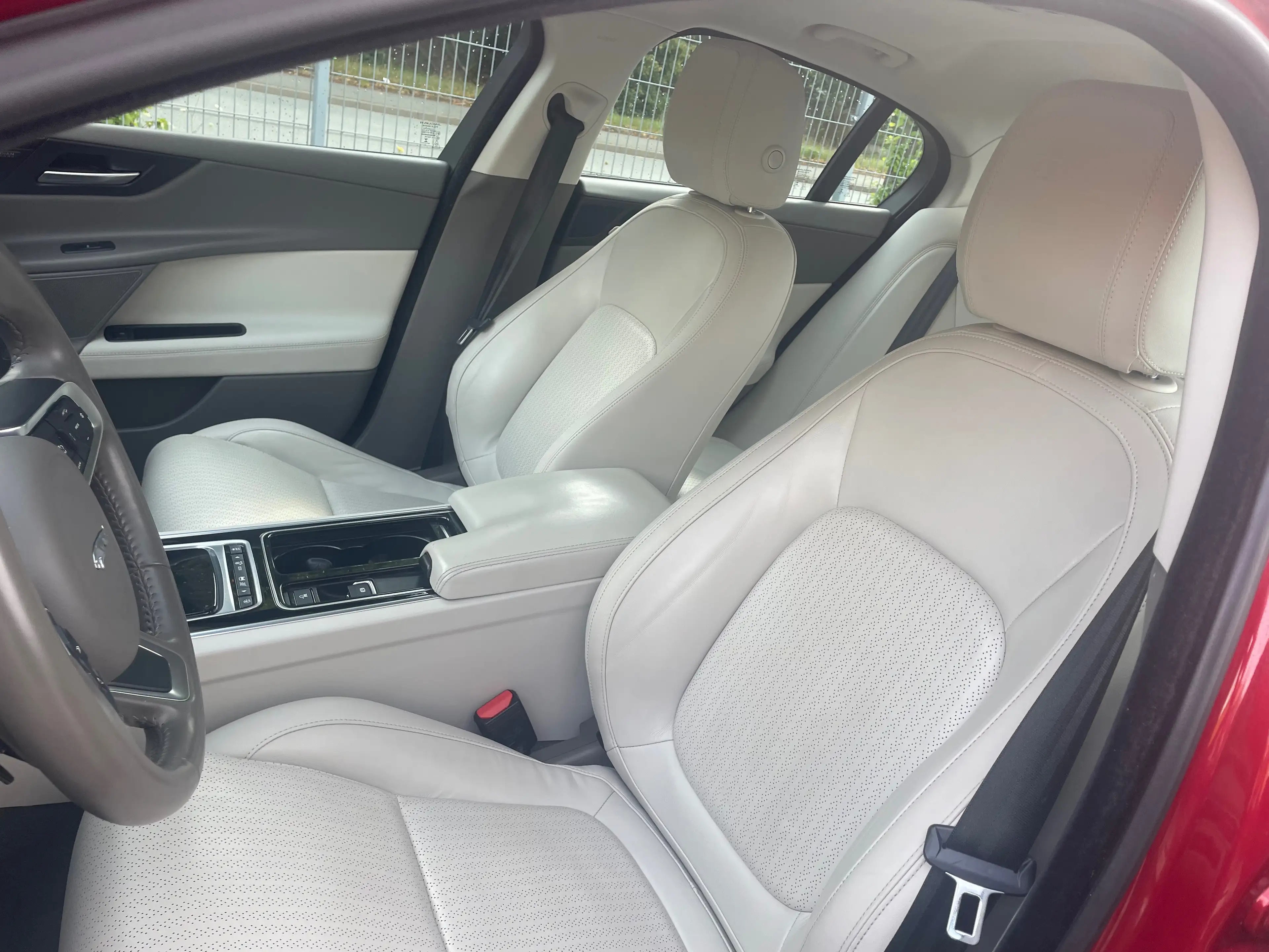 Jaguar XE Portfolio Allrad AWD Xenon W+S — photo 14