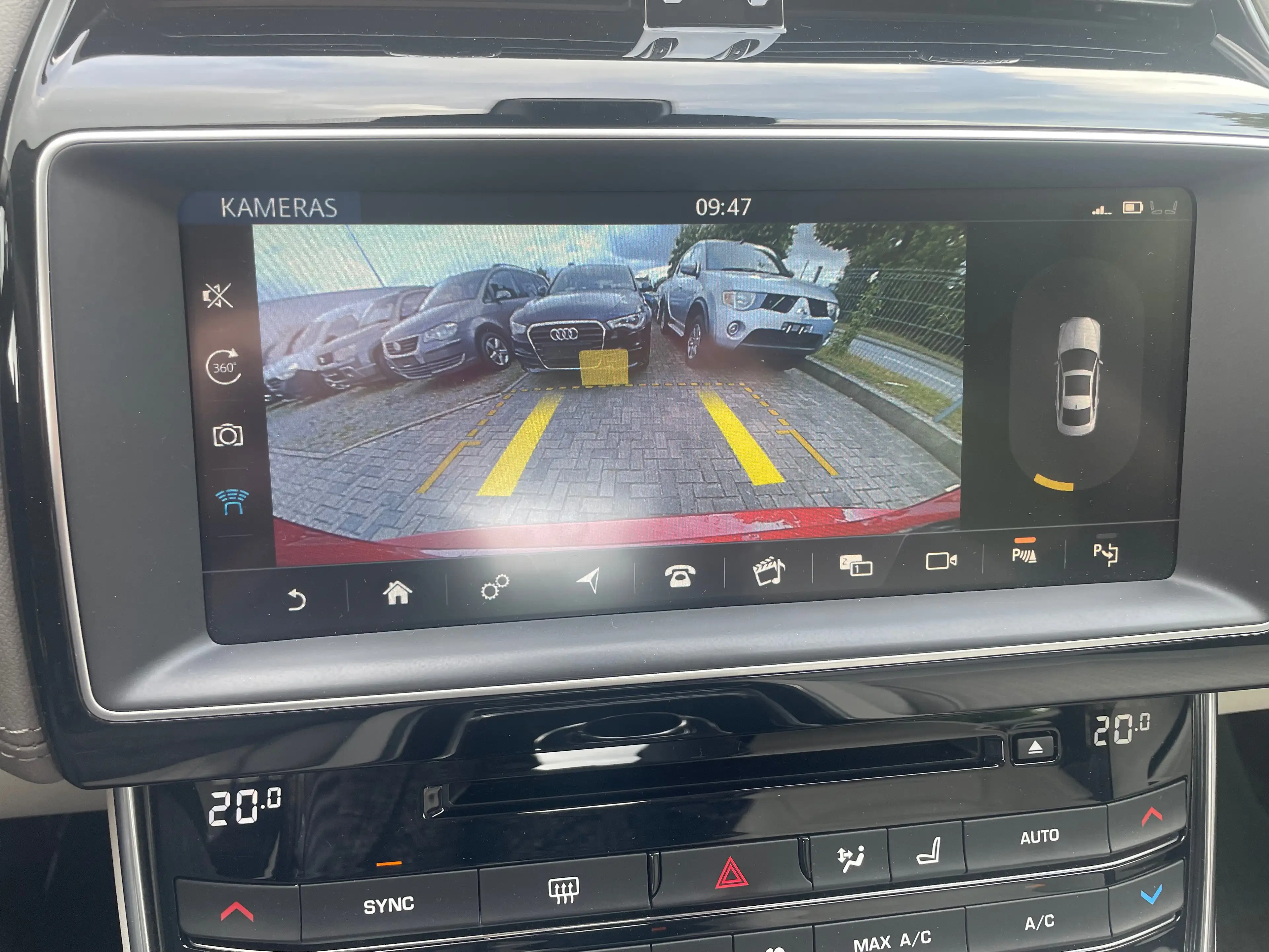 Jaguar XE Portfolio Allrad AWD Xenon W+S — photo 25