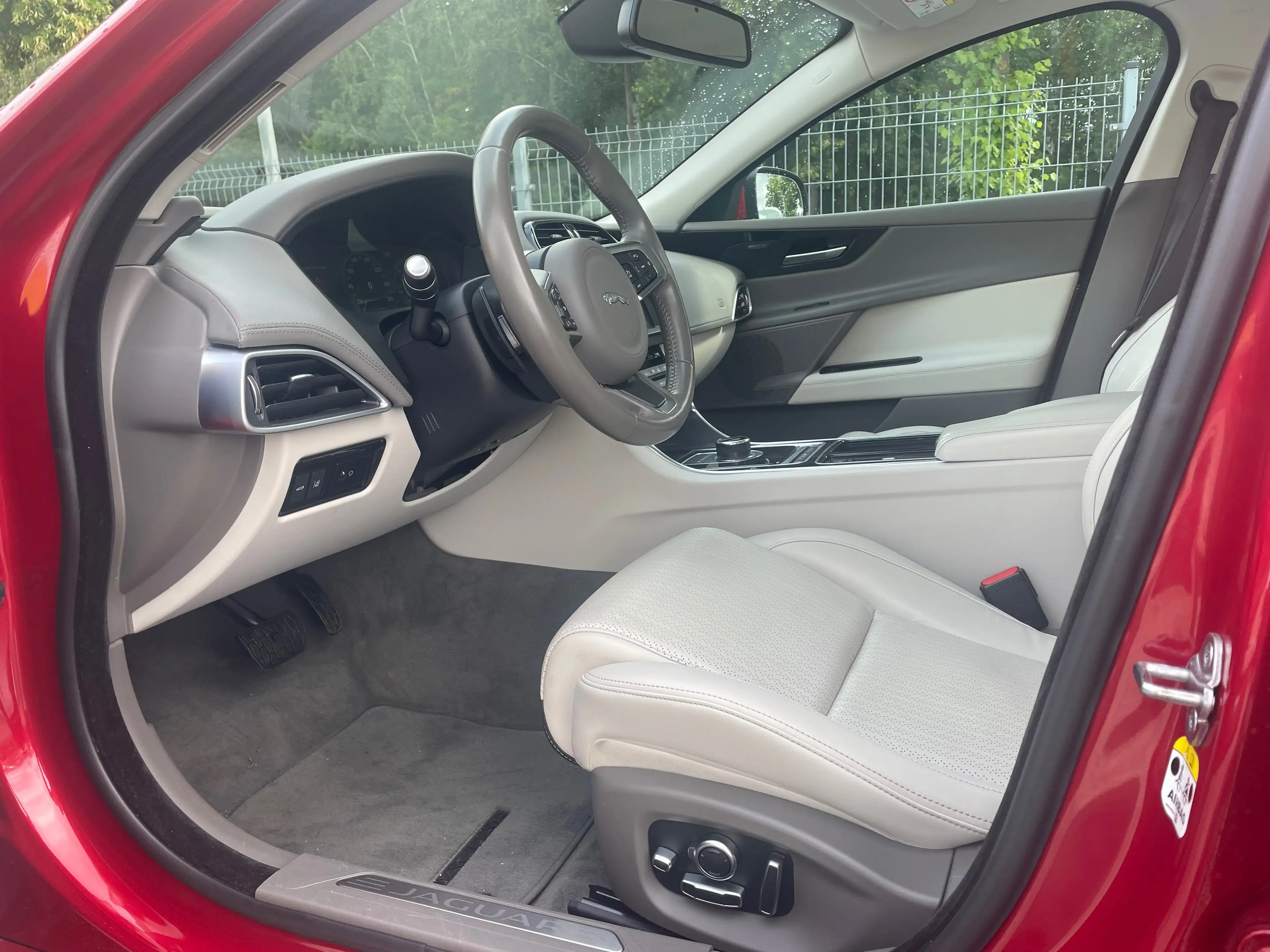 Jaguar XE Portfolio Allrad AWD Xenon W+S — photo 15