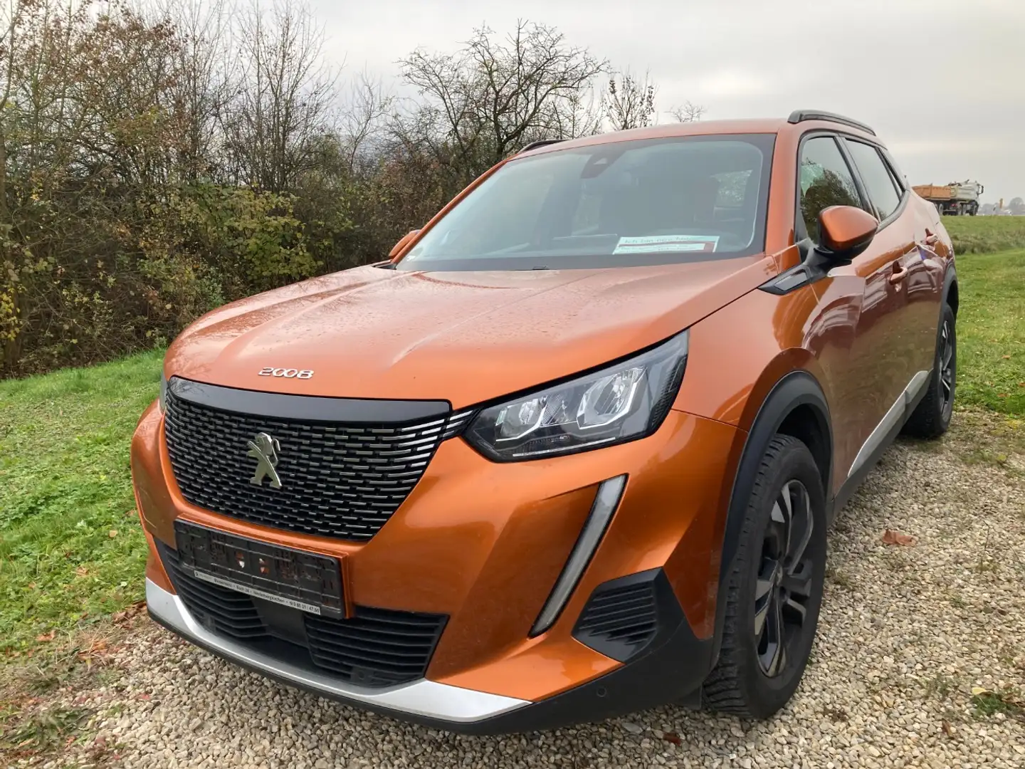 Peugeot 2008 1.2 PureTech 130 Allure NAVI.KAM.2xPDC.AHK.SHZG.Be Orange - 2