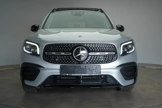 Mercedes-Benz 220 view 2