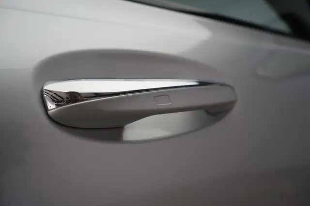 Mercedes-Benz 220 view 12