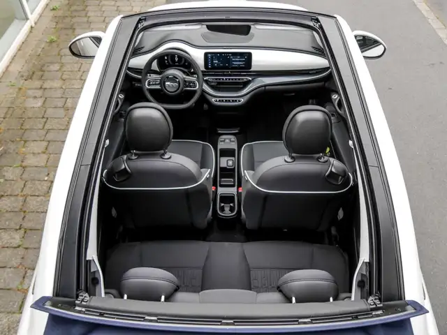 Fiat 500E view 13