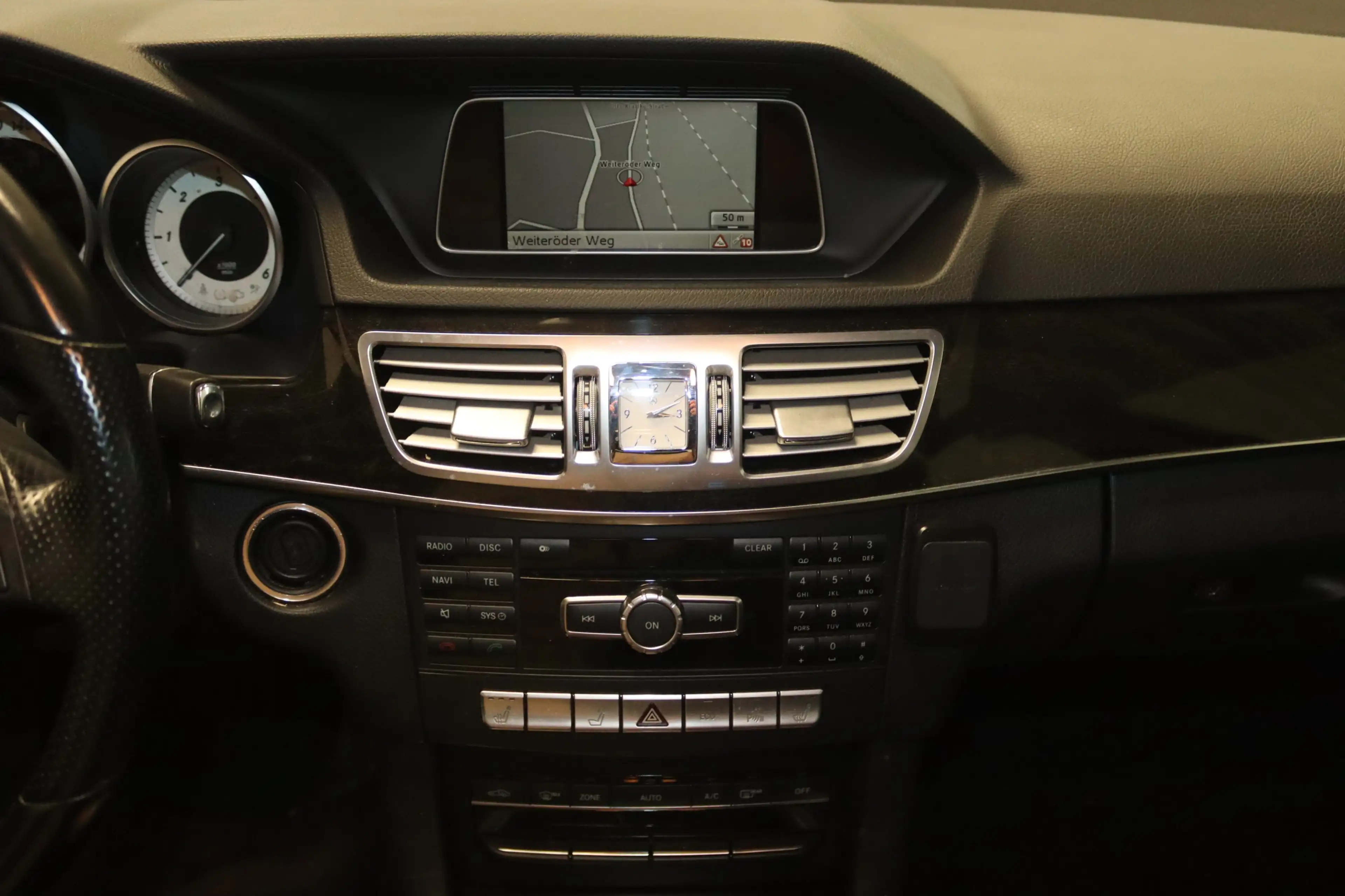 Mercedes-Benz E 220 CDI Avantgarde-Navi-Tempo-GSD-LED-SHZ-PDC- — photo 6