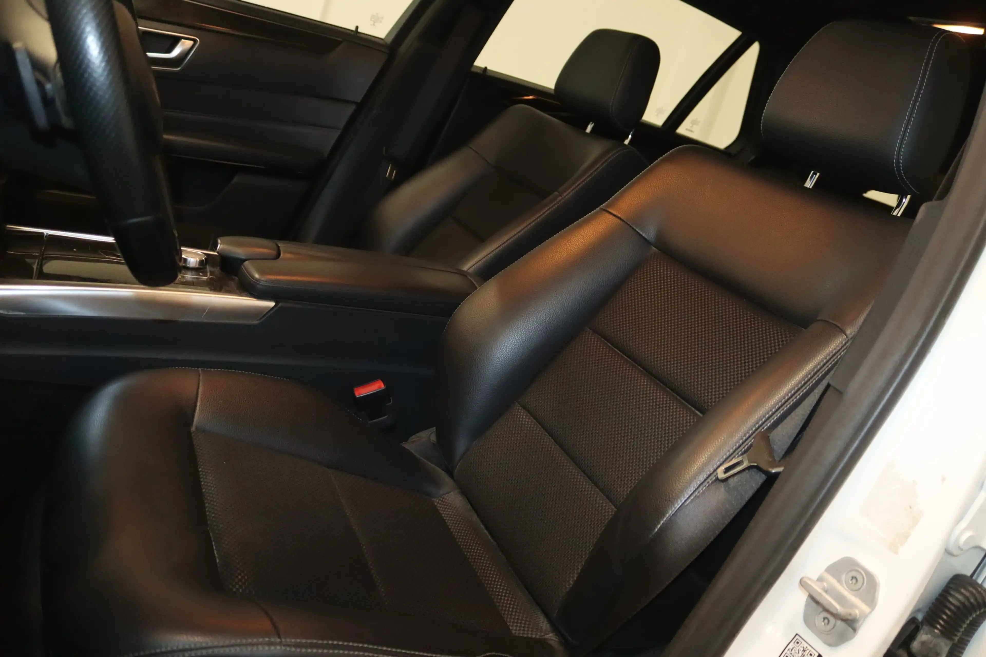 Mercedes-Benz E 220 CDI Avantgarde-Navi-Tempo-GSD-LED-SHZ-PDC- — photo 4