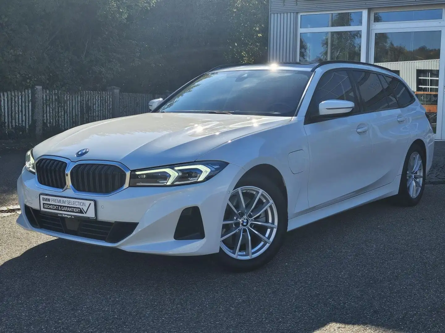BMW 330 e T SportS. HUD ACC PanoDach.SurView.HiFi AHK Blanc - 2