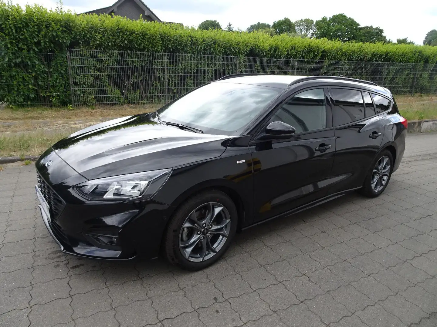 Ford Focus 1,0 EcoBoost Hybrid 114kW ST-Line X Tur. Schwarz - 1