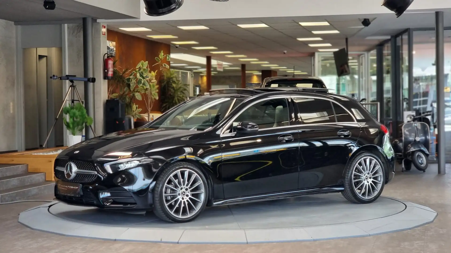 Mercedes-Benz A 200 d 4-Matic AMG-Paket Aut. *Pano*Kamera*Navi* Noir - 2